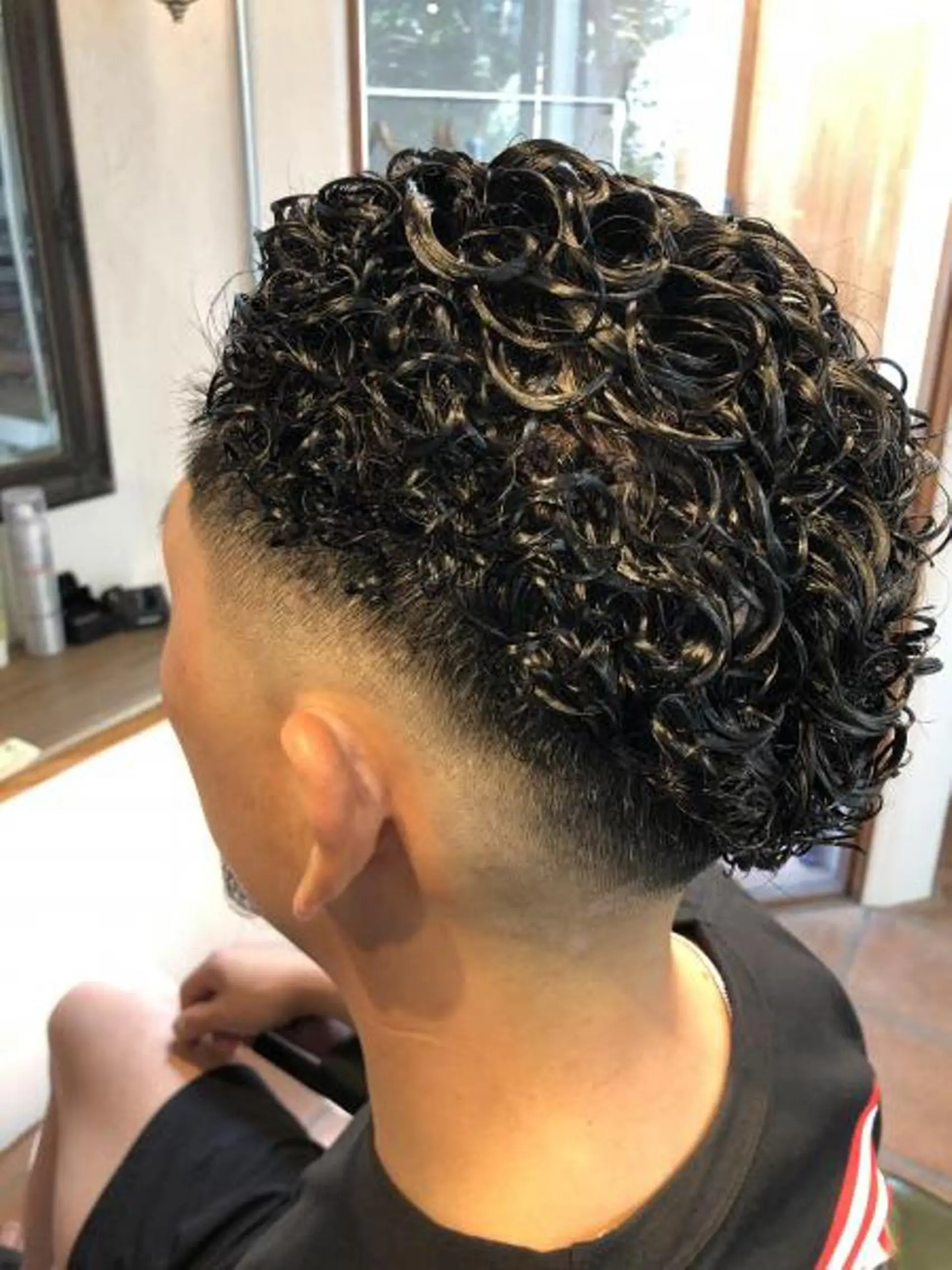 ショート パーマ メンズ フェードカット メンズパーマ スキンフェード カット パーマ 冨士川 英樹のヘアスタイル