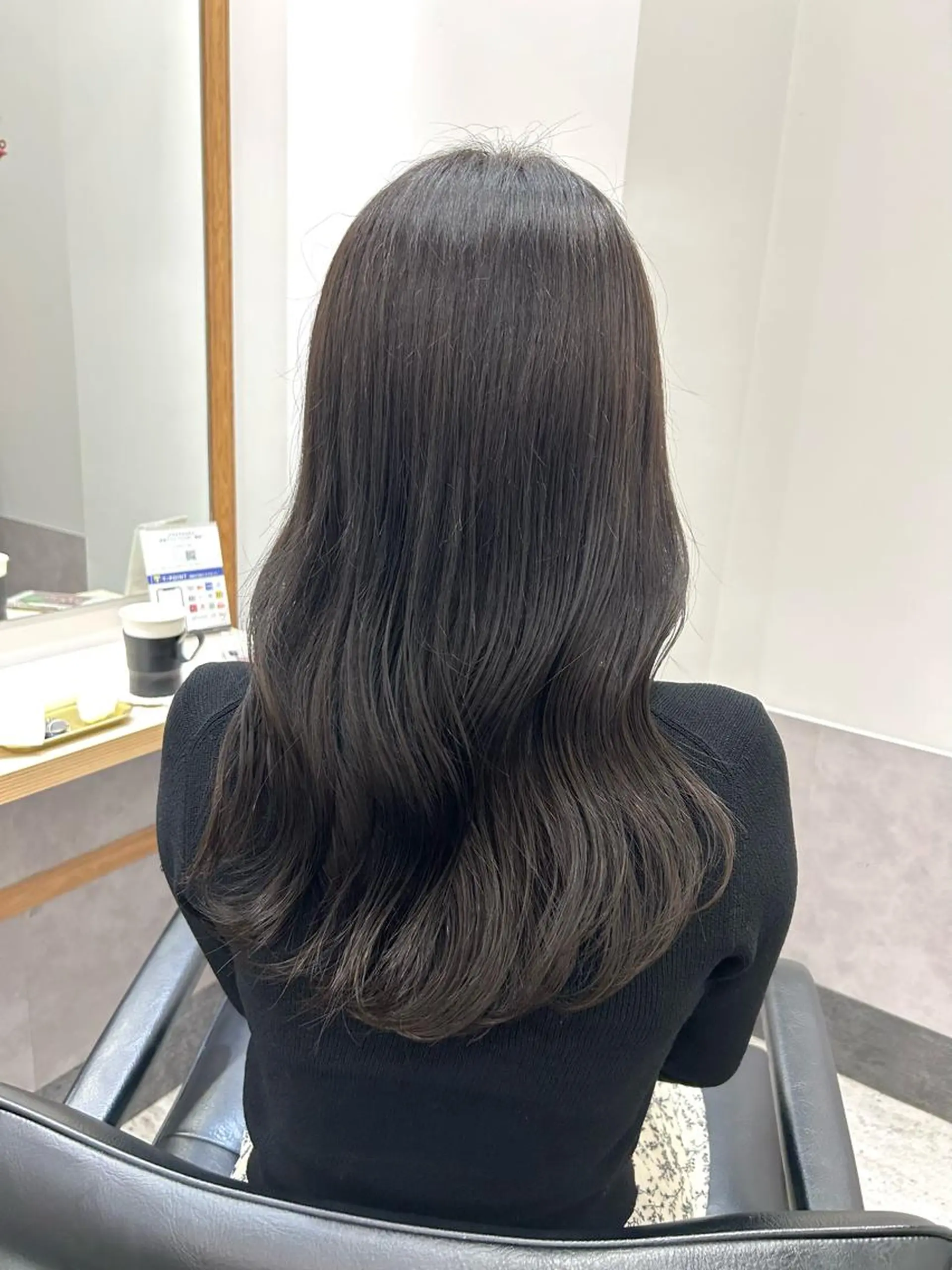 ロング カラー ベージュカラー 透明感カラー オリーブベージュ くびれヘア カット ヘアカラー SAKINO． ベージュカラーのヘアスタイル