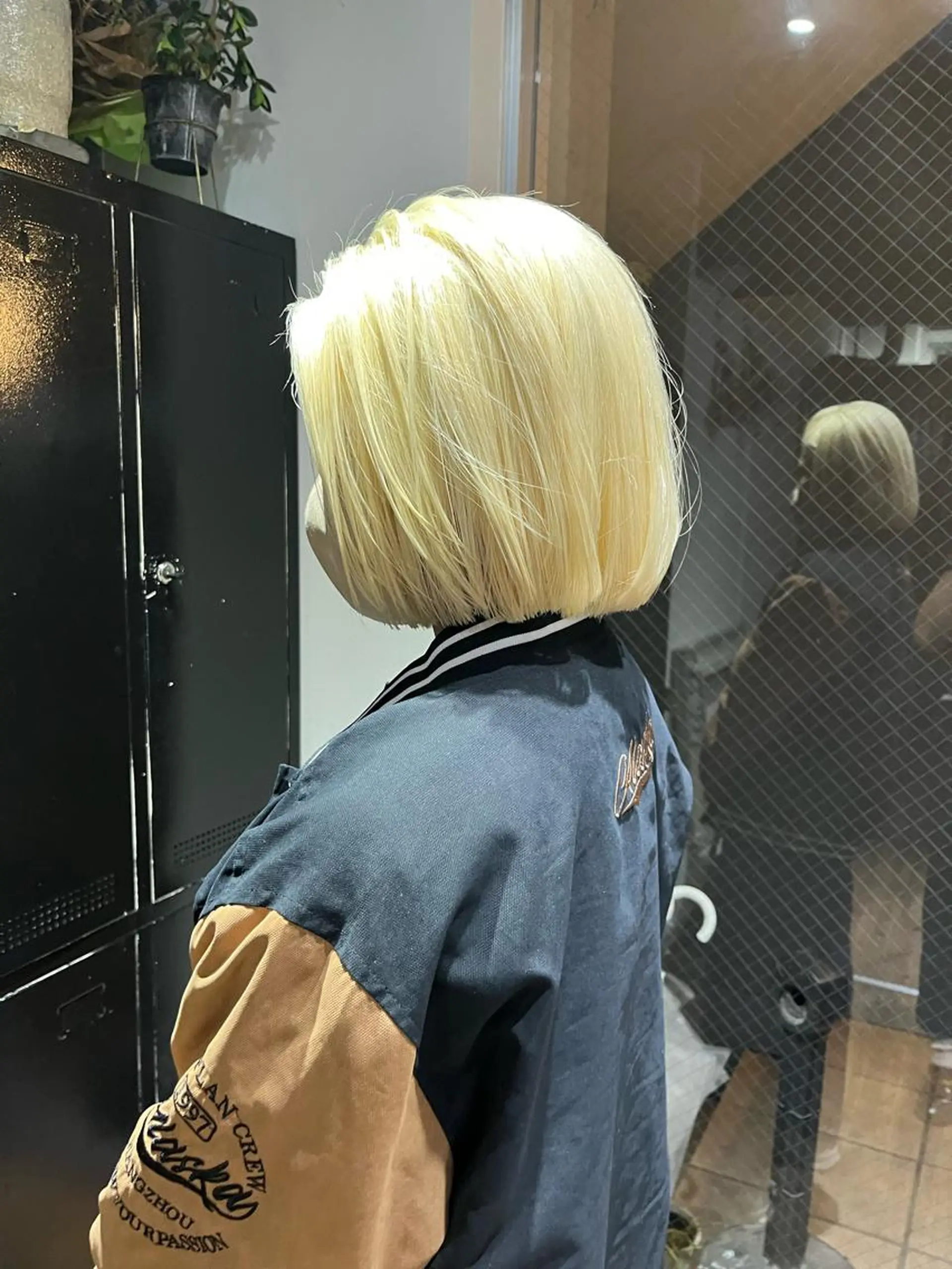 ショート カラー 切りっぱなしボブ 抜きっぱなしブロンド ボブ カット ヘアカラー トリートメント ミルクティーベージュ ブリーチ 店長 清水のヘアスタイル