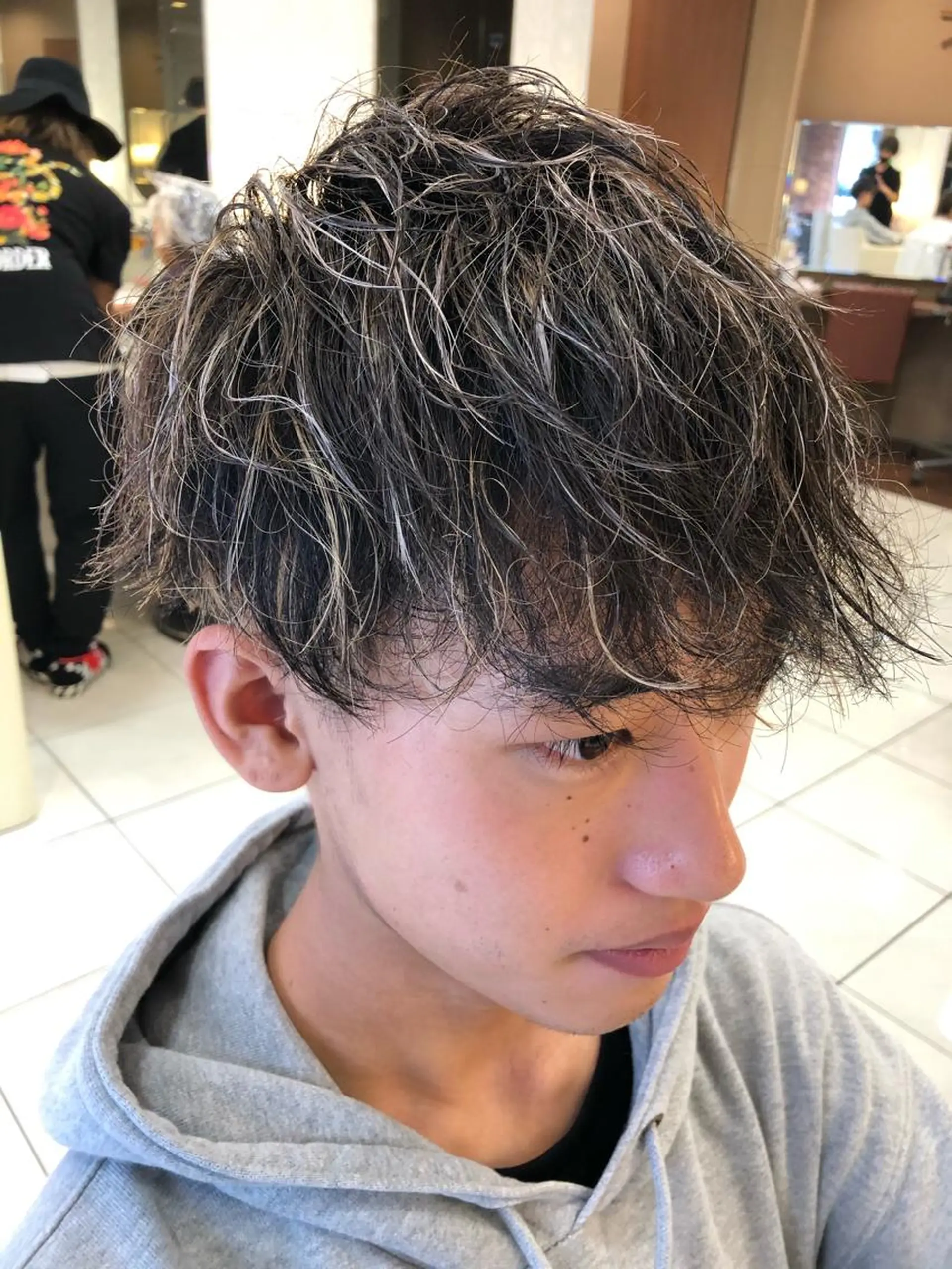 メンズ メンズハイライト カット ヘアカラー 神田 澪史のヘアスタイル