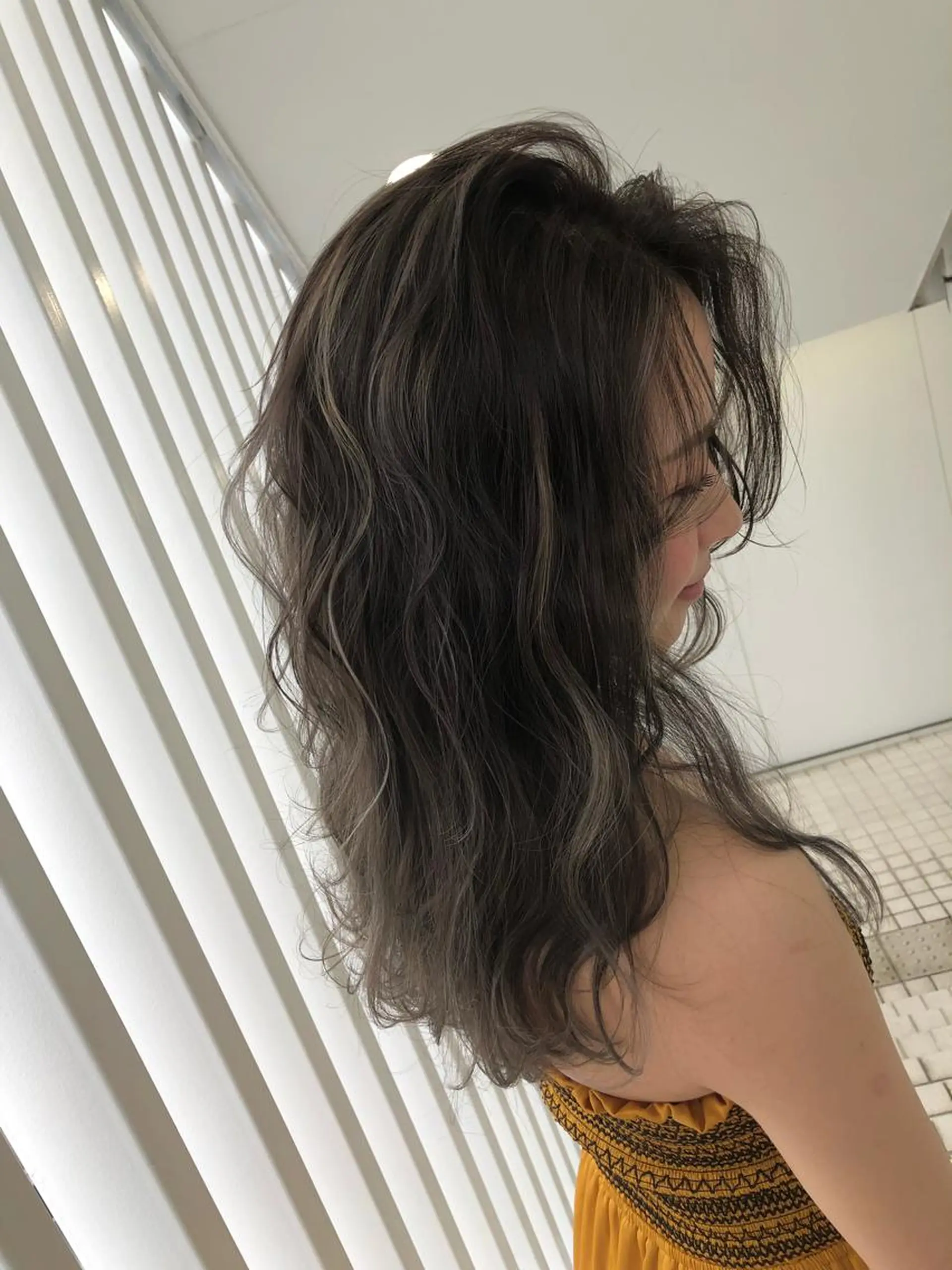 セミロング ハイライト ヘアカラー Rubik's江坂 ルービックえさかのヘアスタイル