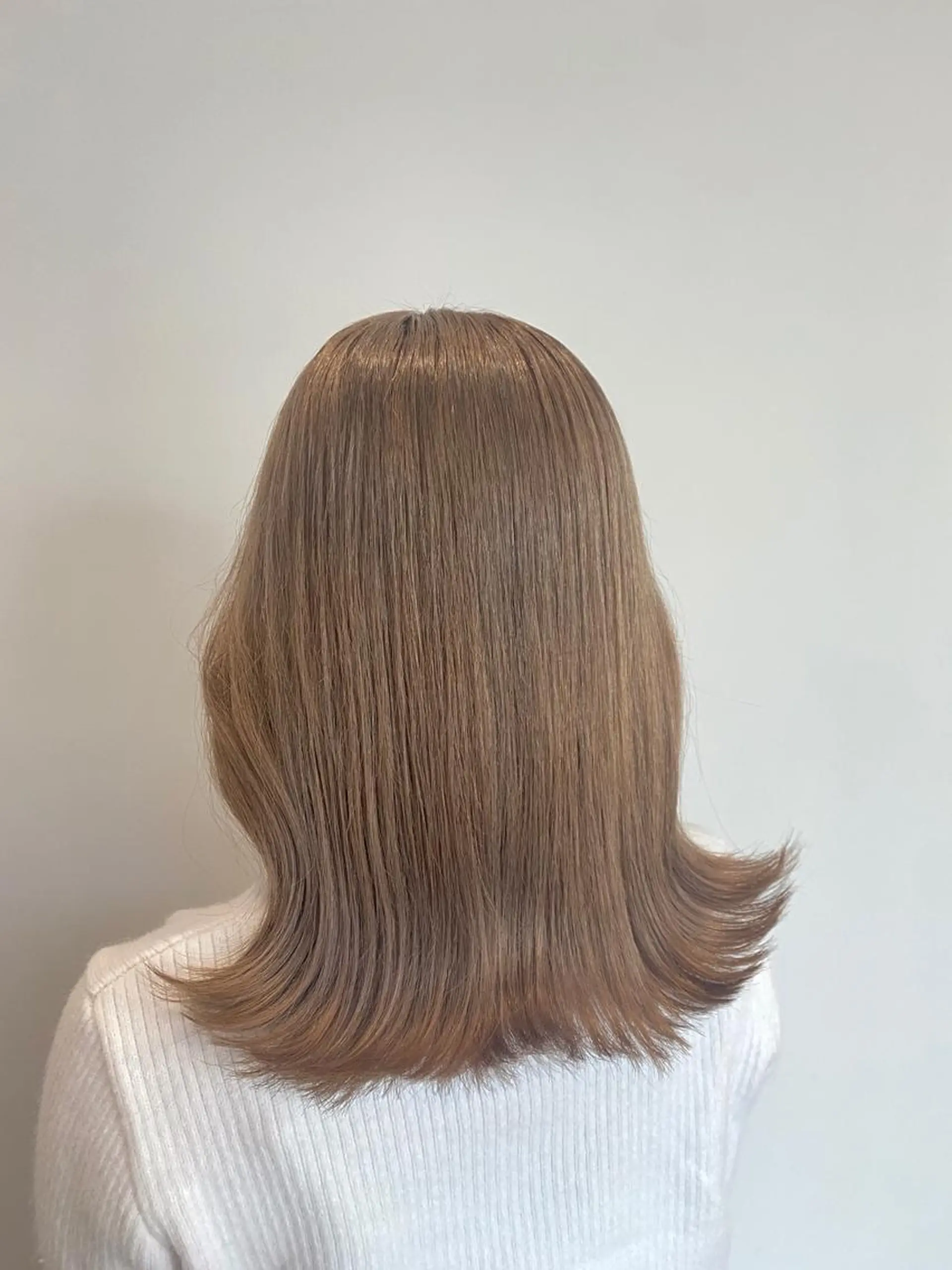 セミロング カラー ベージュカラー ブリーチ ミルクティーベージュ カット ヘアカラー トリートメント 和歌山韓国ヘア🌙 MOEのヘアスタイル