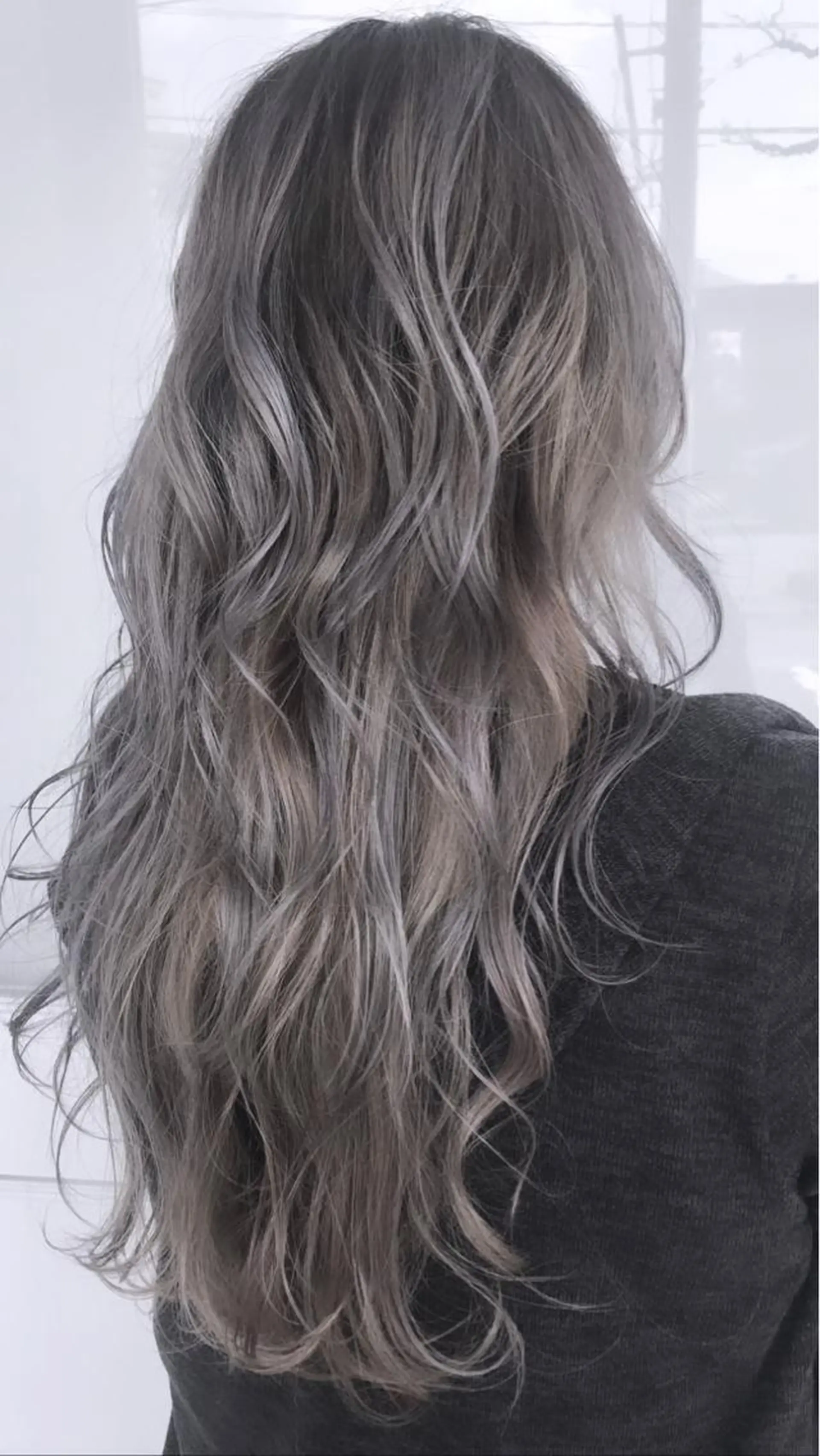 ロング カラー バレイヤージュ シルバー レイヤーカット 杉田 健太のヘアスタイル