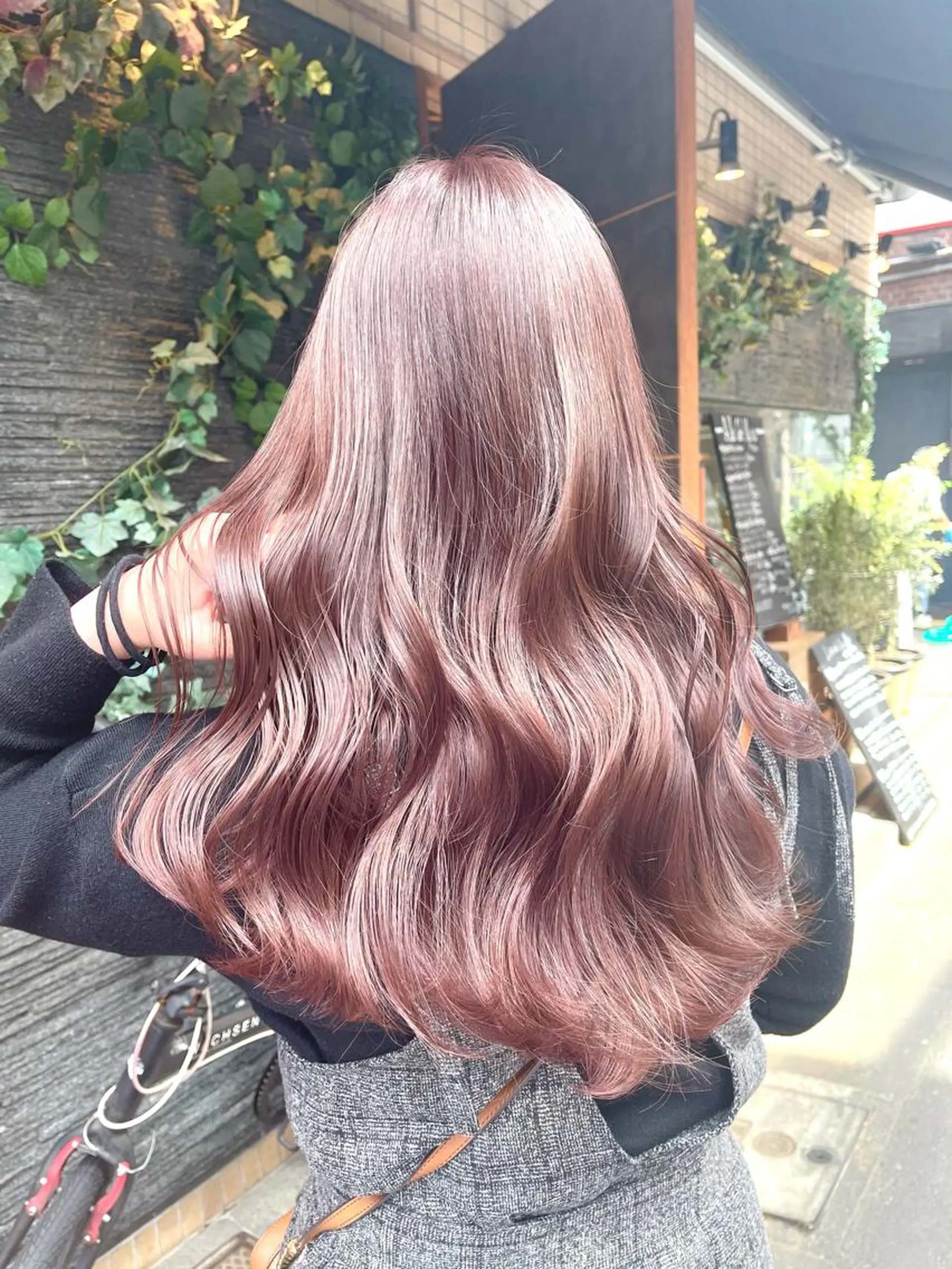 ロング カラー ブリーチ ラベンダーカラー ピンクカラー ピンクラベンダー 白髪ぼかしハイライト バレイヤージュヤマトのヘアスタイル