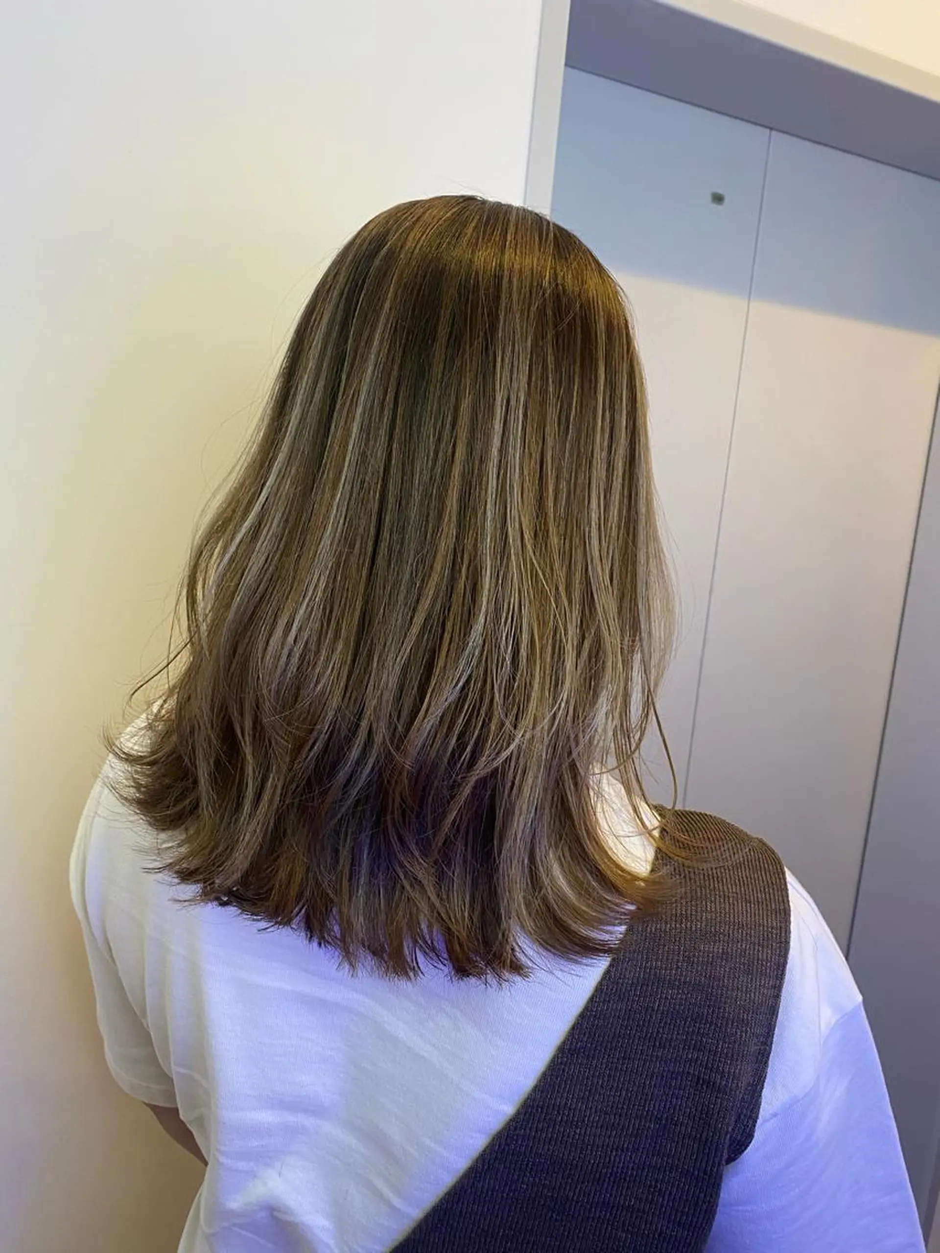 ミディアム カラー グレージュ ハイライトカラー ハイライト カット ヘアカラー トリートメント scene. haraのヘアスタイル