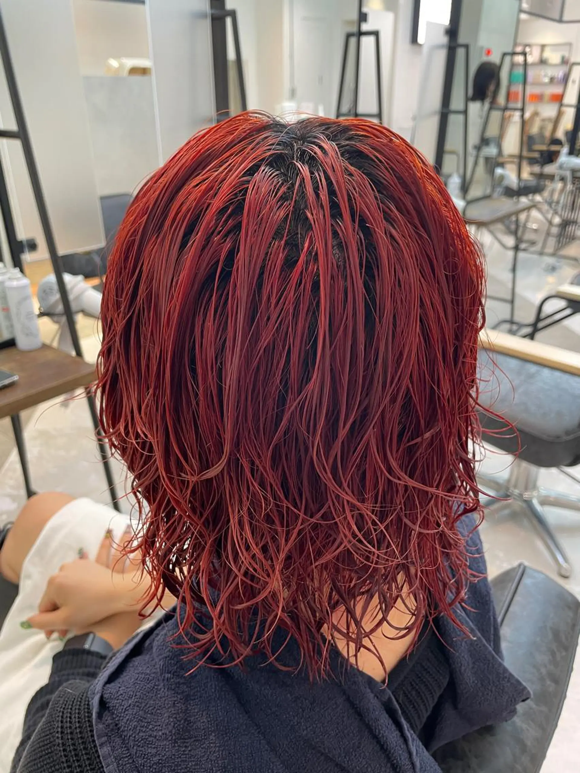 ミディアム カラー 切りっぱなしボブ レイヤー/縮毛矯正のヘアスタイル