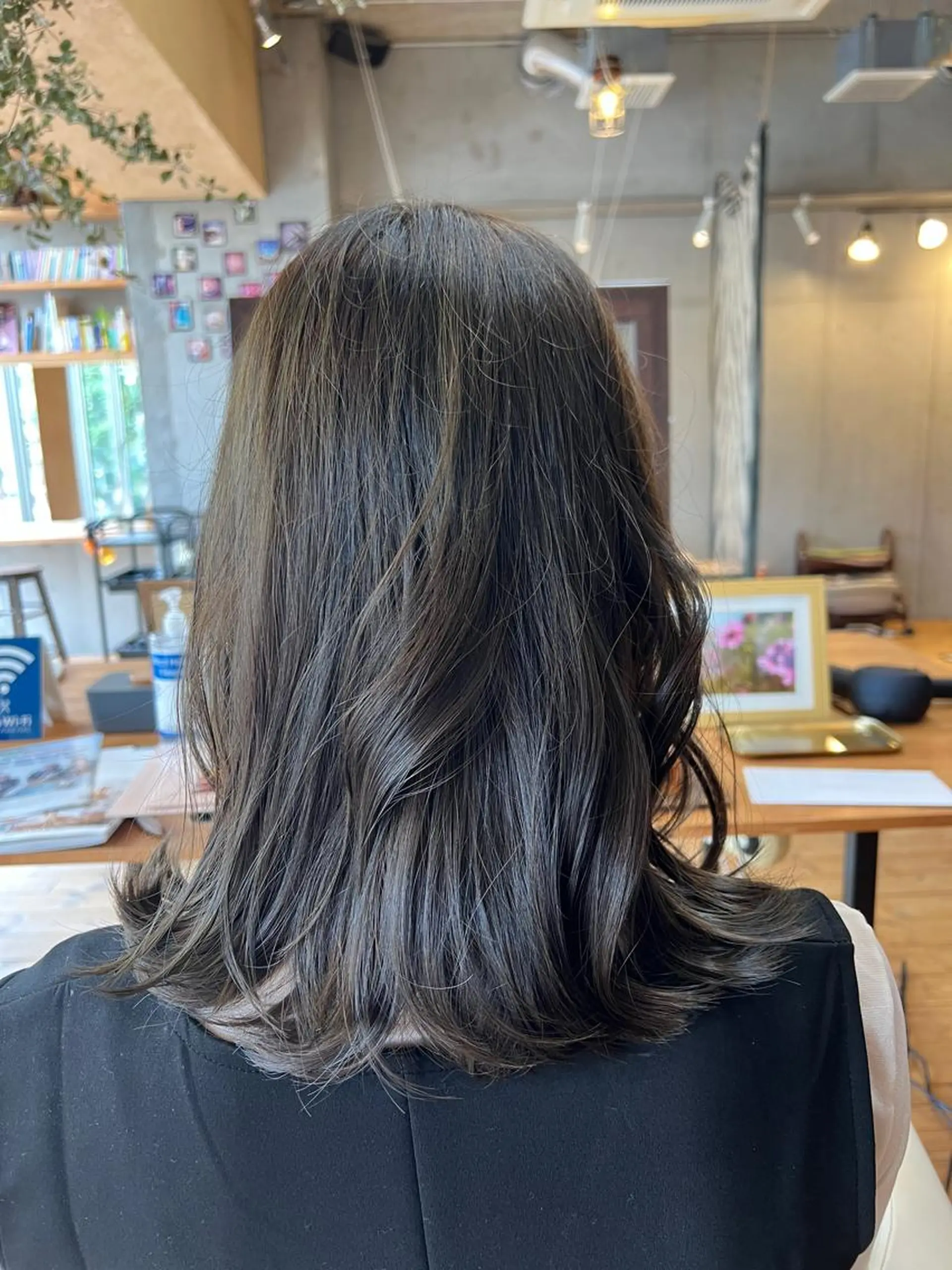 ミディアム カラー ベージュカラー ブリーチ イヤリングカラー グラデーションカラー ハイライトカラー カット ヘアカラー ヘッドスパ 両国駅徒歩1分⭐️ アイロン仕上げのヘアスタイル