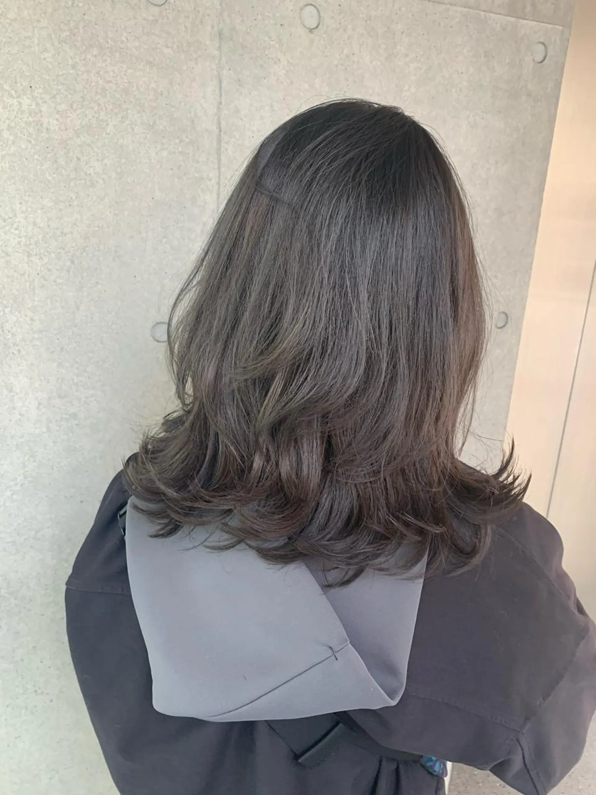 セミロング カラー アッシュ ブリーチ ブリーチなしカラー 岩田菜央 《武蔵小杉》のヘアスタイル