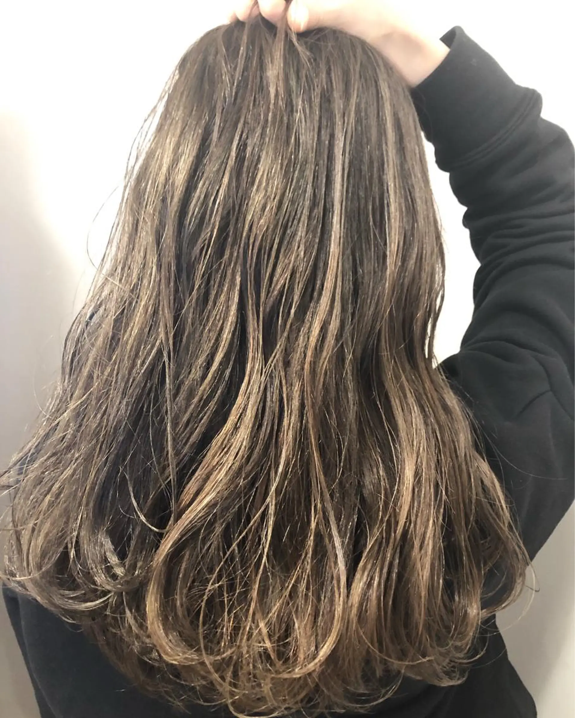 ロング カラー 岡田 拓也のヘアスタイル