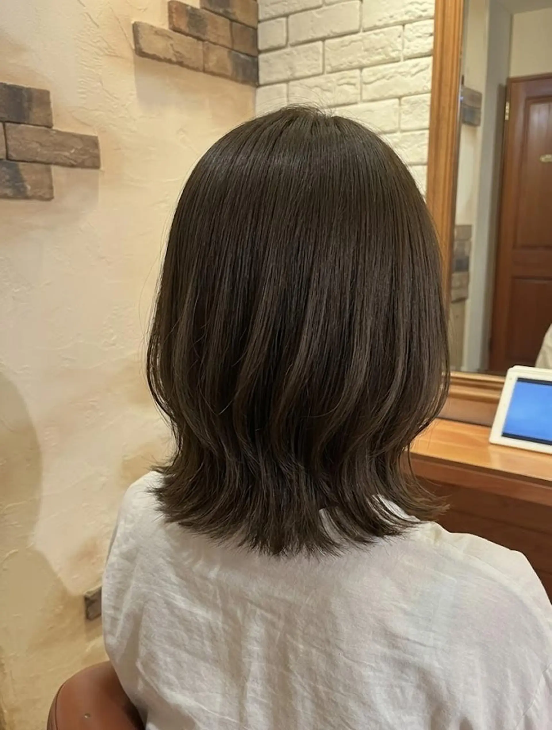 ミディアム カラー 外ハネヘア カット ヘアカラー トリートメント ヘッドスパ flencia 丸 和博|カットのヘアスタイル