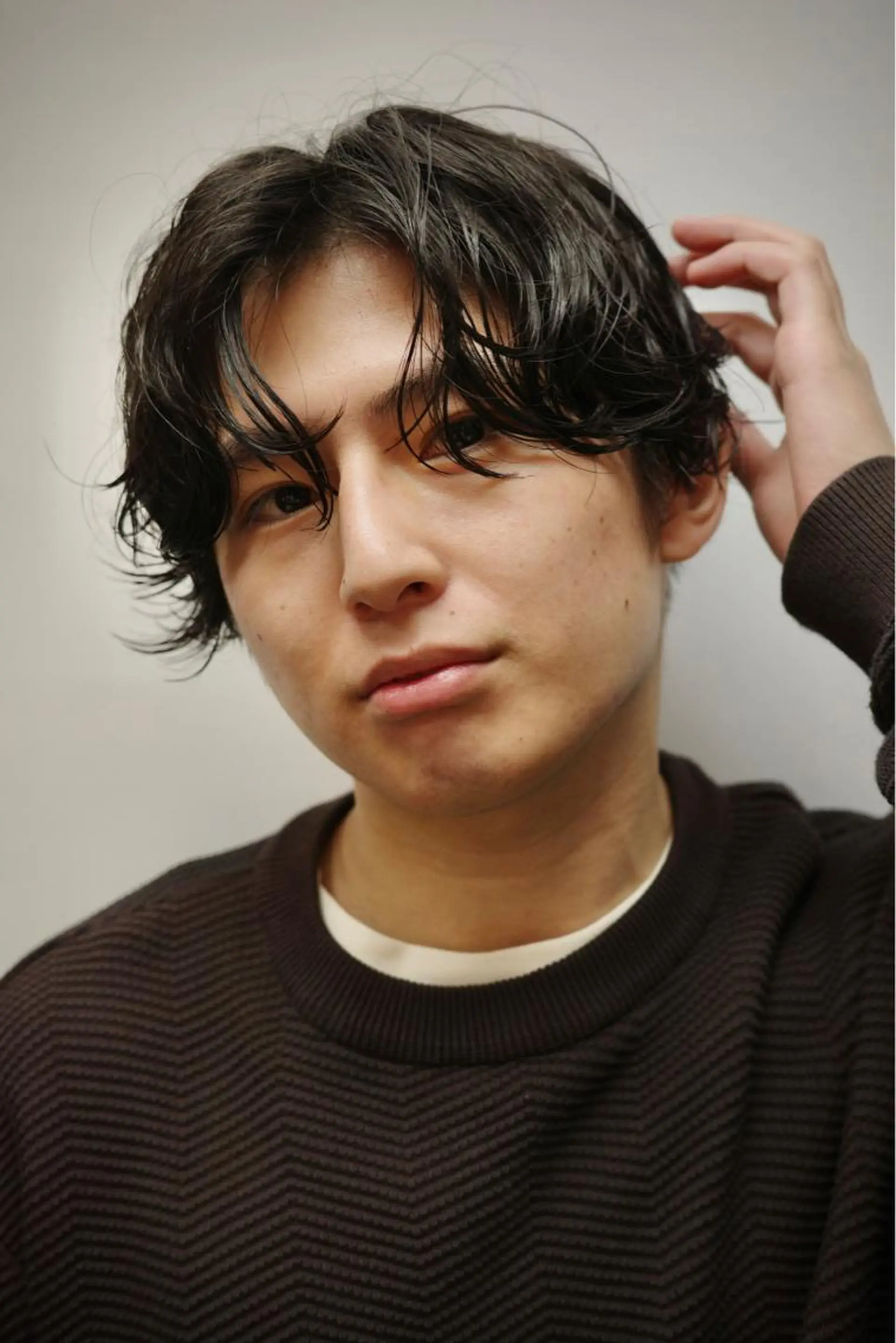 ミディアム パーマ メンズ ミディアムパーマ メンズバレイヤージュ メンズブリーチ メンズハイライト メンズハイトーン Koichi Satoのヘアスタイル