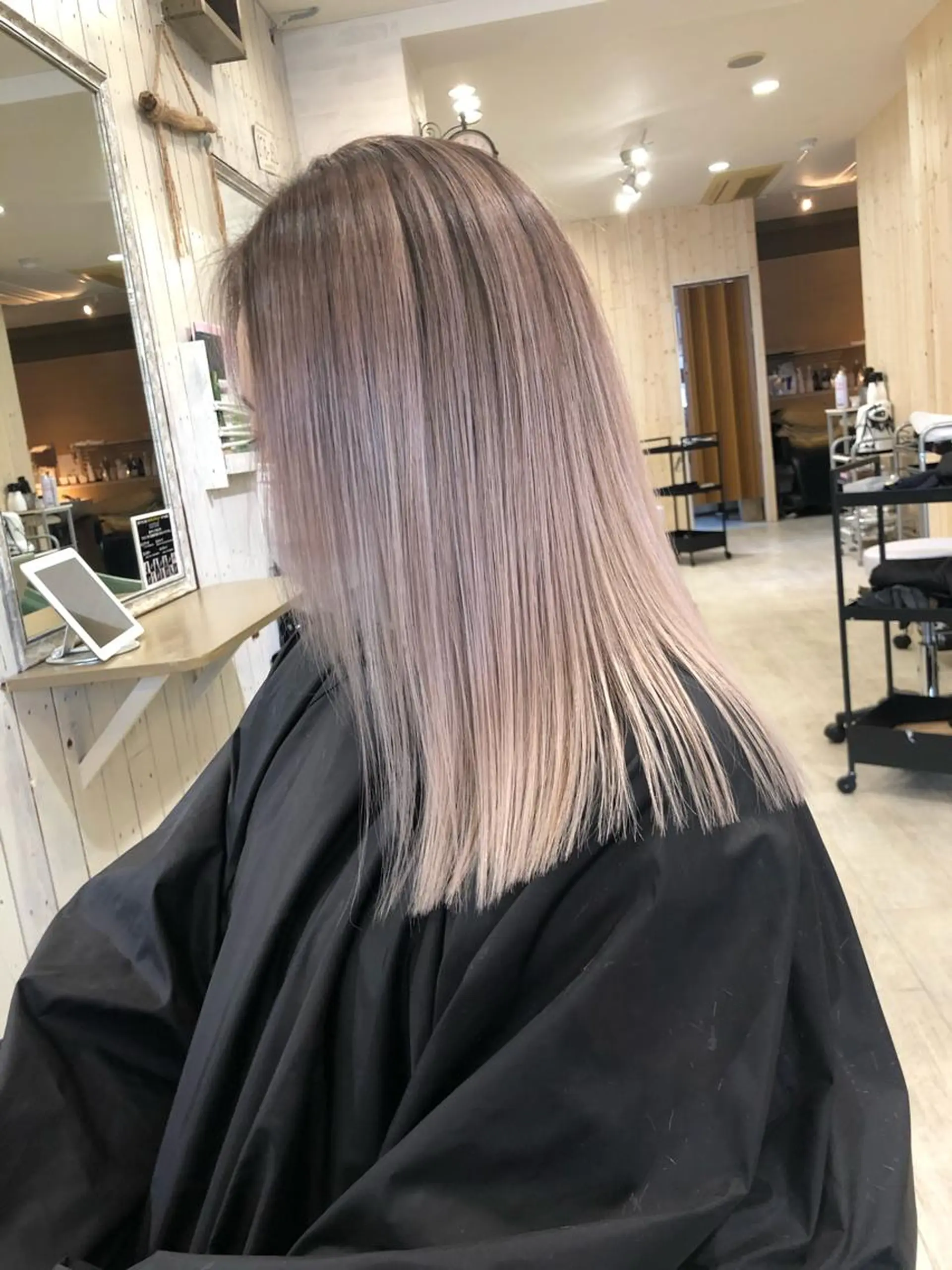 ミディアム カット ヘアカラー 韓国レイヤー外国人風 透明感カラー髪質改善のヘアスタイル