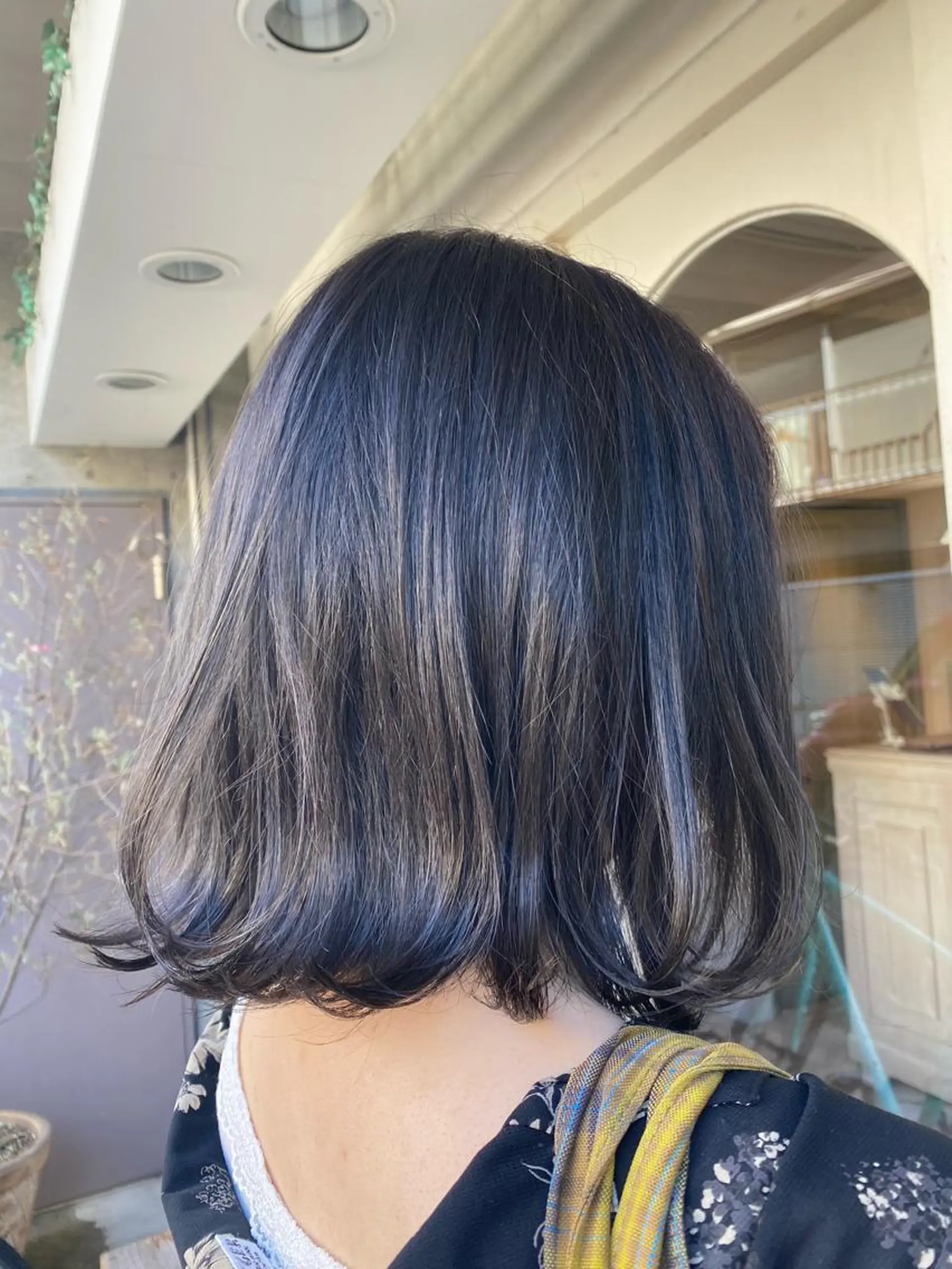 ミディアム カラー 黒髪 ブリーチ ブルーカラー ブルーブラック ヘアカラー トリートメント よこもり あいのヘアスタイル
