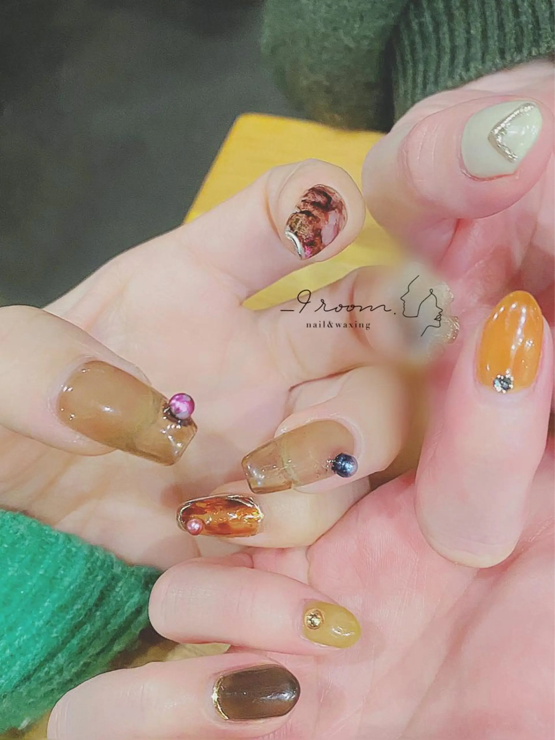 ネイル ブラウン ゴールド おそろいネイル ニュアンスネイル _9 room. Yoshimiのネイルデザイン