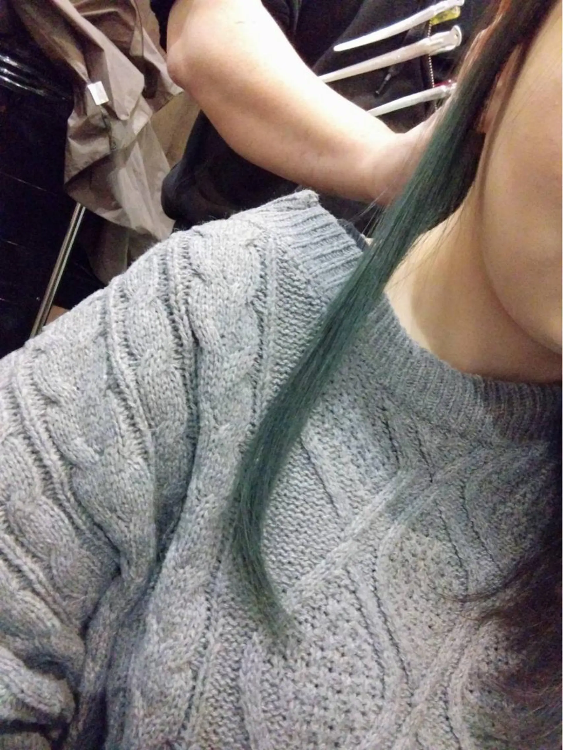 セミロング カラー ブリーチ イヤリングカラー カット ヘアカラー トリートメント 根岸 宏文のヘアスタイル