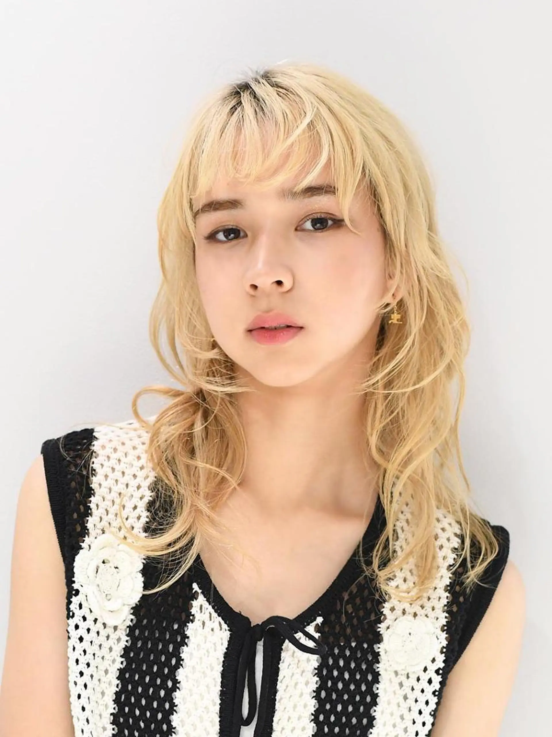 セミロング カラー ブリーチ ブロンド レイヤーカット ウルフカット アース越谷 レイクタウン店のヘアスタイル