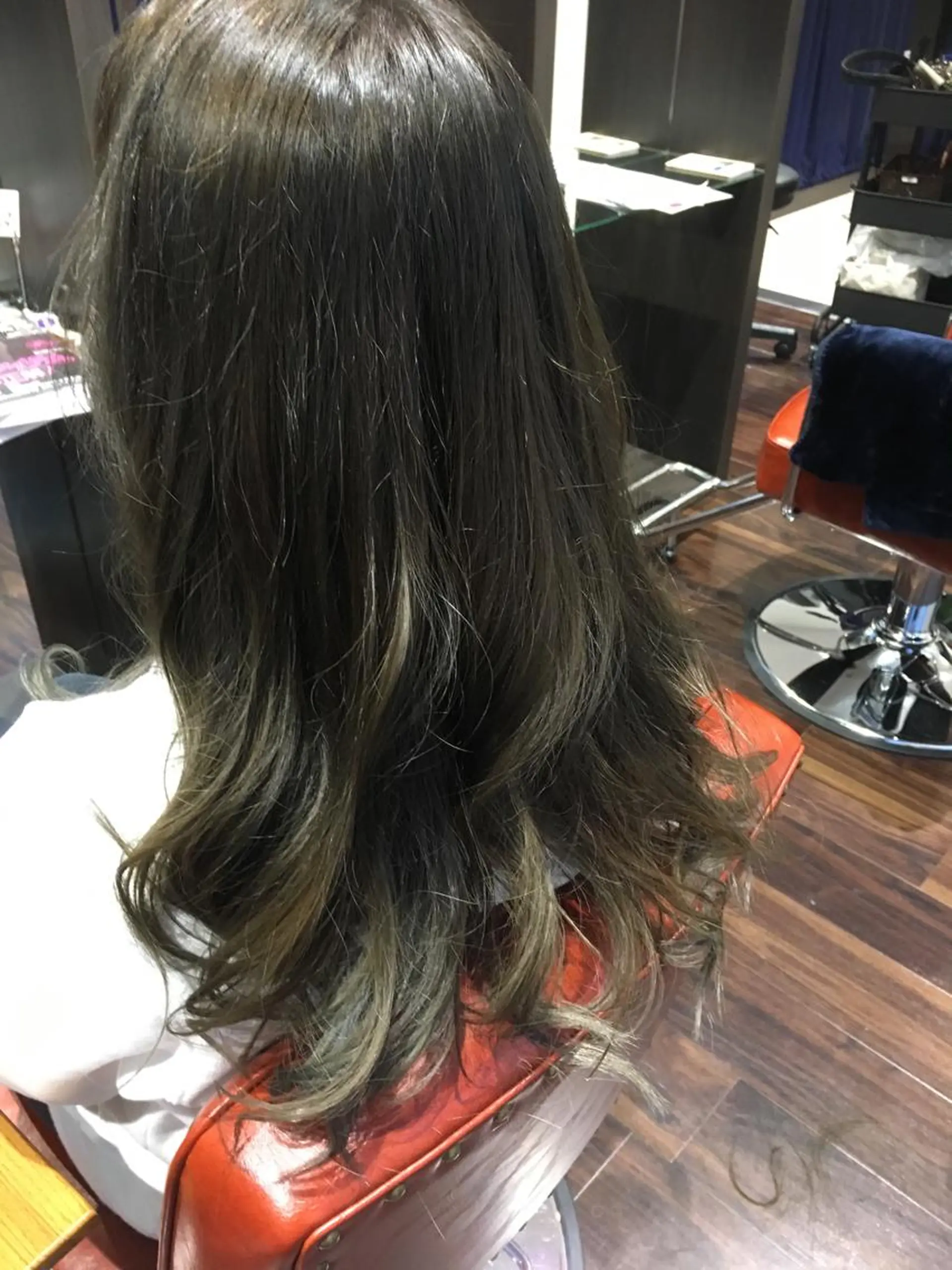 ロング カラー グラデーションカラー グレージュ 川合 勇気のヘアスタイル