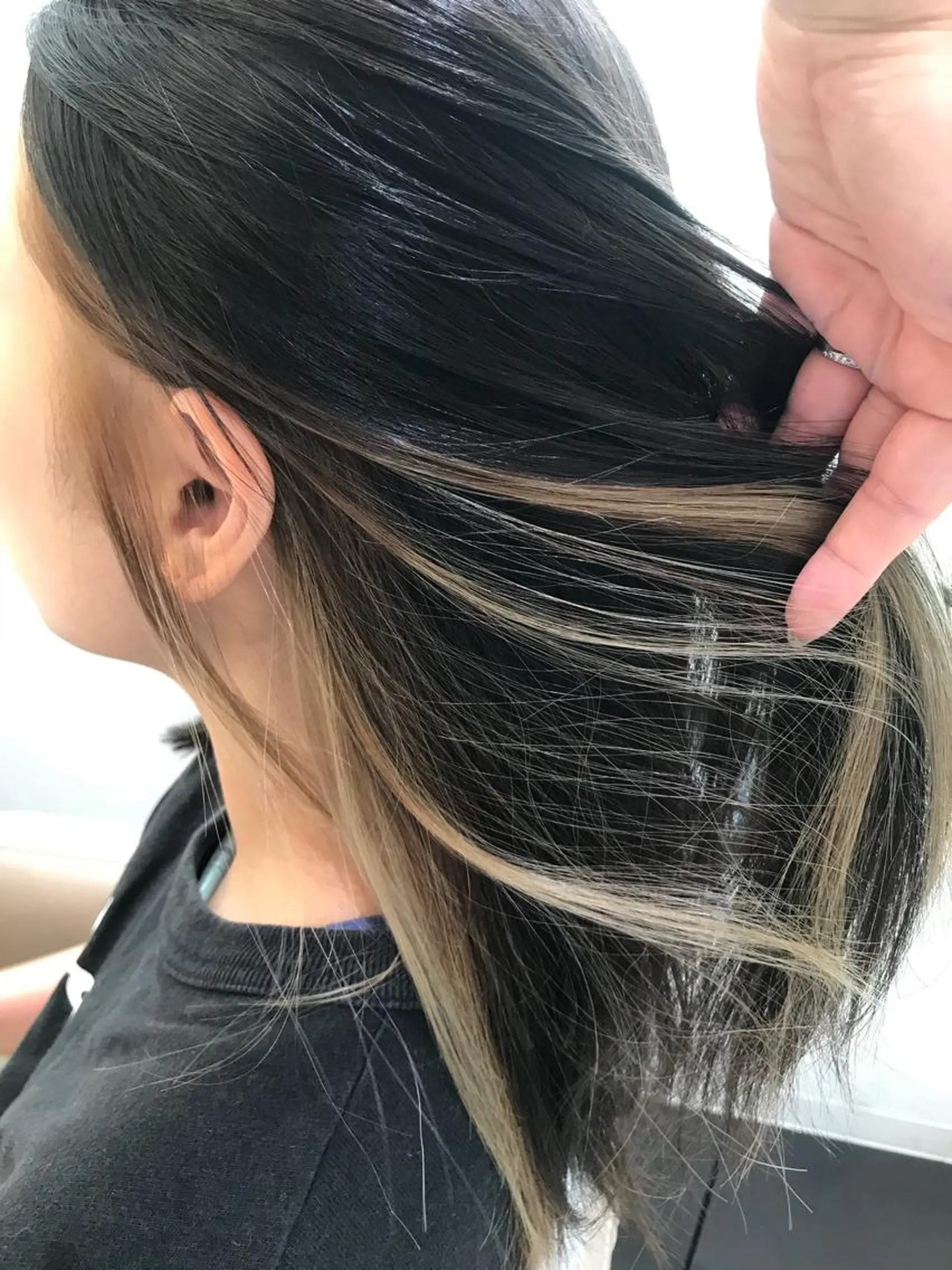 セミロング カラー ブルーカラー ブルージュ インナーカラー 清藤綾/脱白髪染め 白髪ぼかしハイライトのヘアスタイル