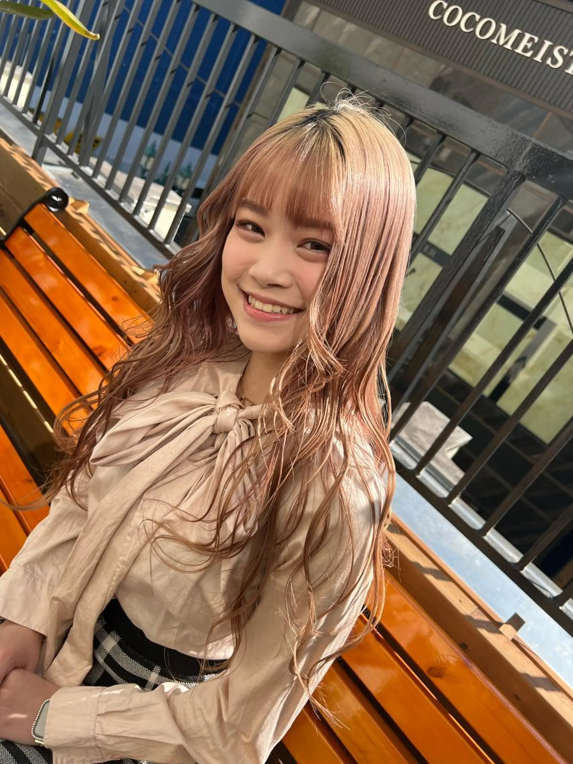 ロング カラー ベージュカラー ブリーチ ハイトーンカラー ピンクカラー ピンクベージュ ハイライト/インナー /ブリーチ/レイヤーのヘアスタイル