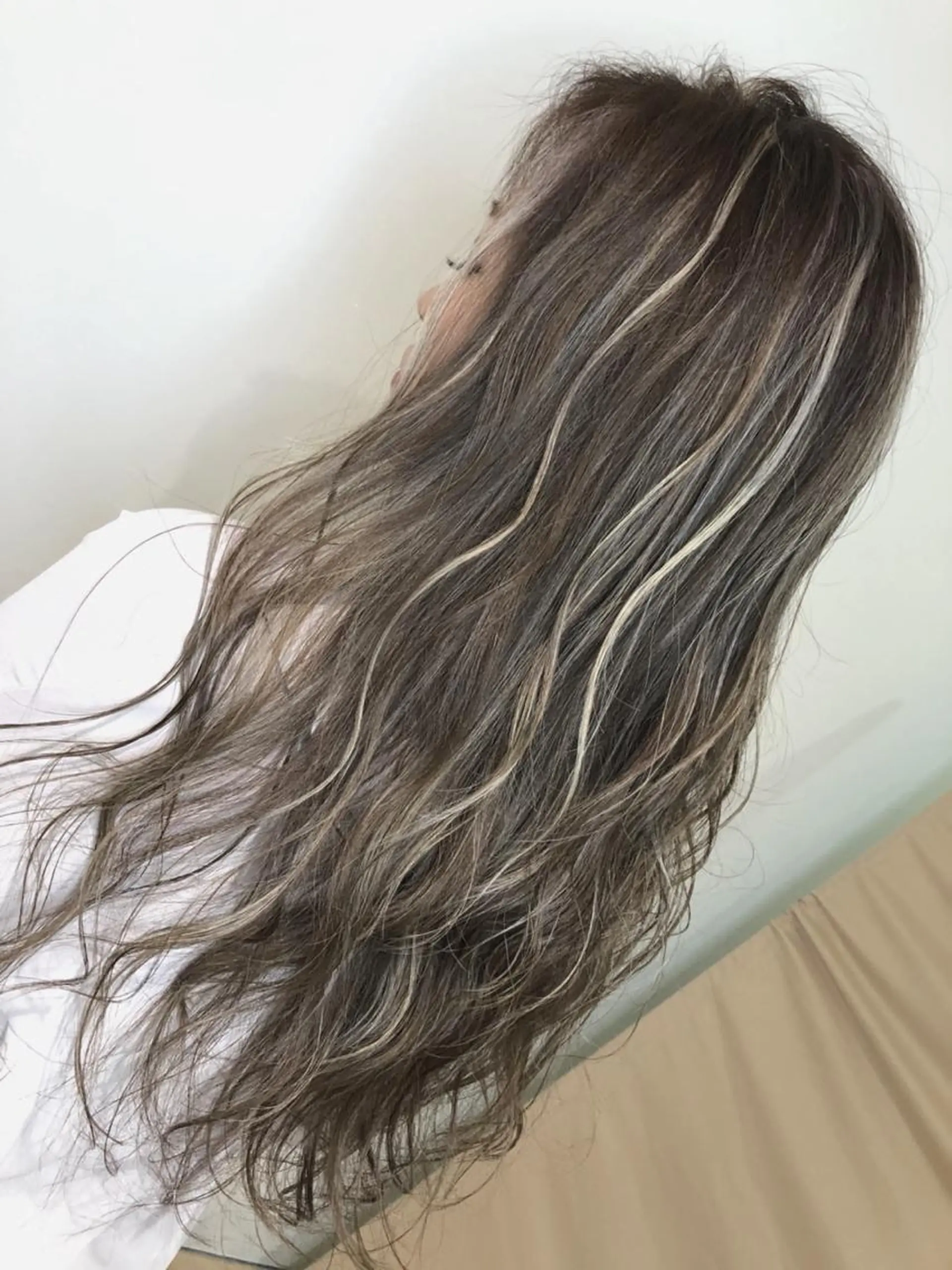 セミロング カラー ハイライトカラー ハイライト カット ヘアカラー トリートメント 海外レイヤー/ レイヤーカット/和田のヘアスタイル