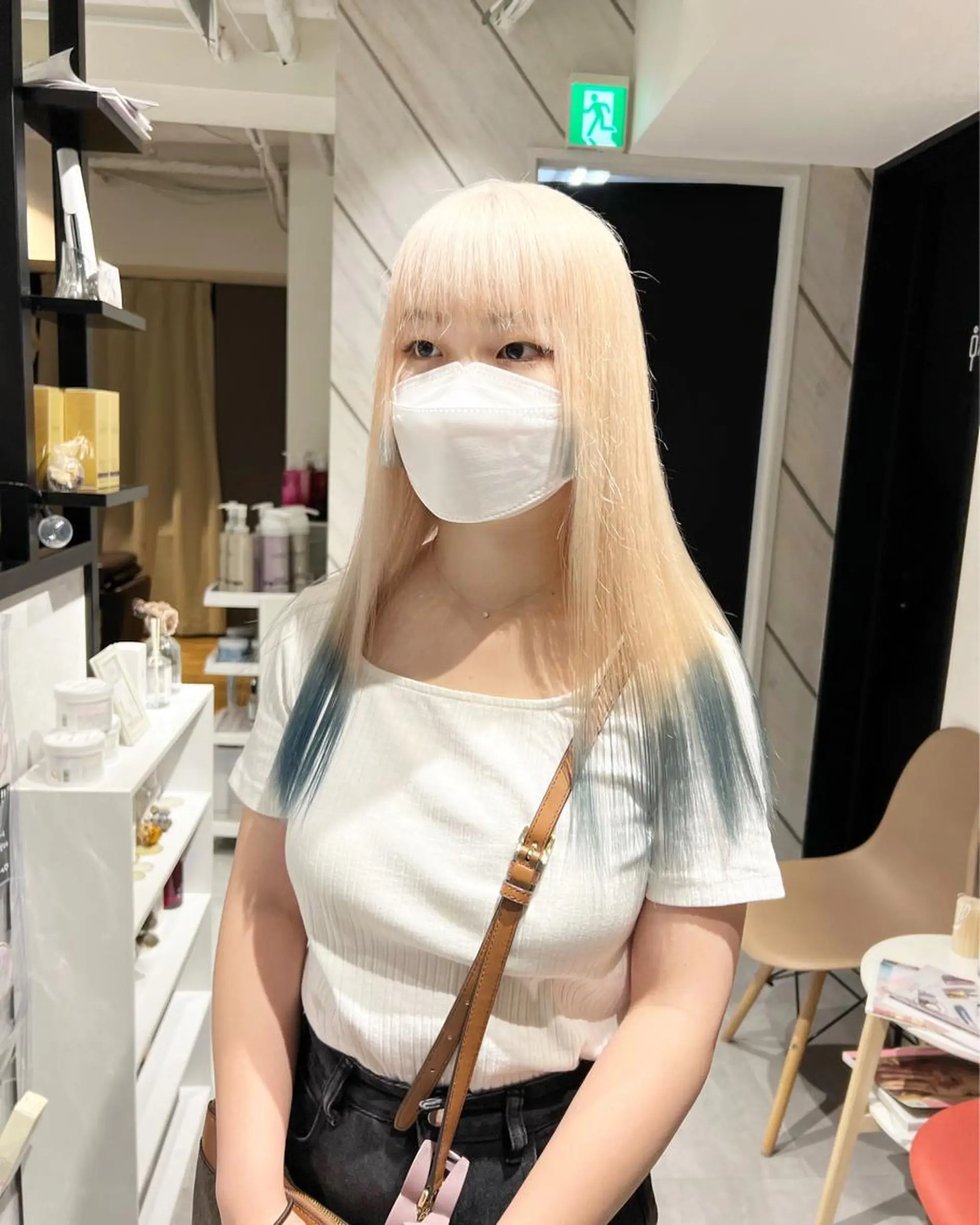 セミロング デザイン🥇複雑履歴 ハイトーン特化のヘアスタイル