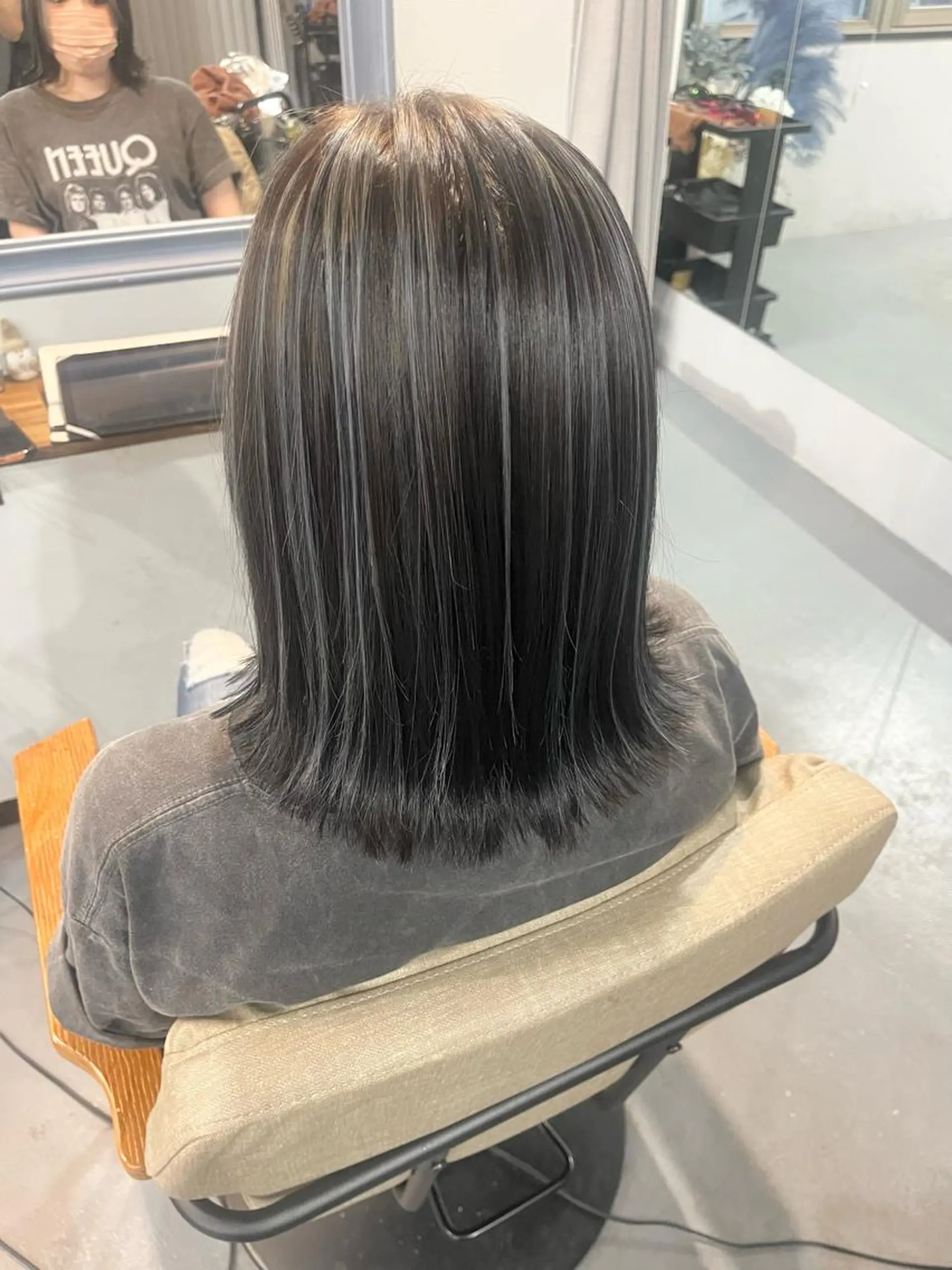 ミディアム ハイライト 川尻 詩織のヘアスタイル