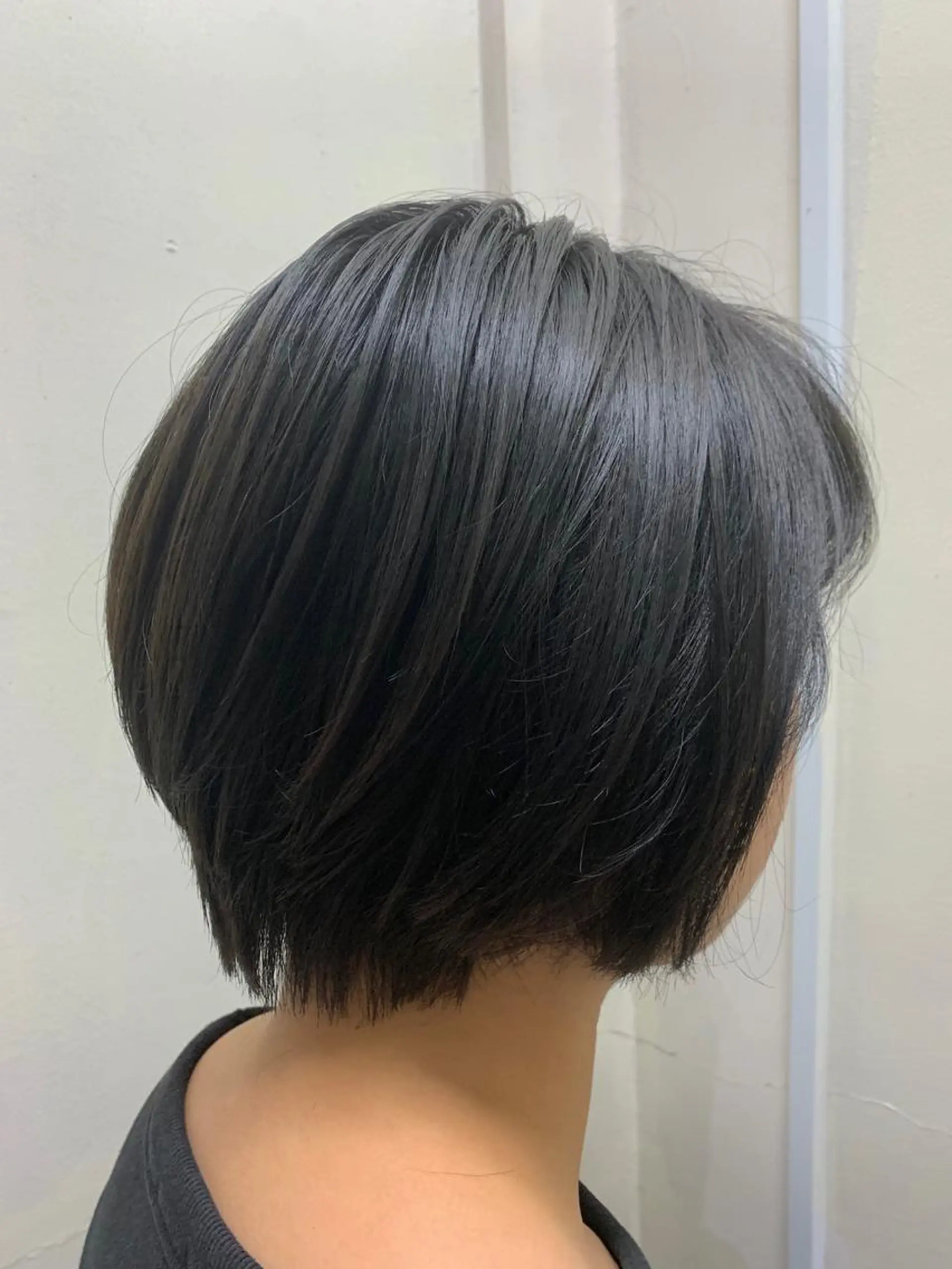 ショート カラー 黒髪 ブルーカラー ブルーブラック ボブ カット ヘアカラー トリートメント 村上 吉斗のヘアスタイル