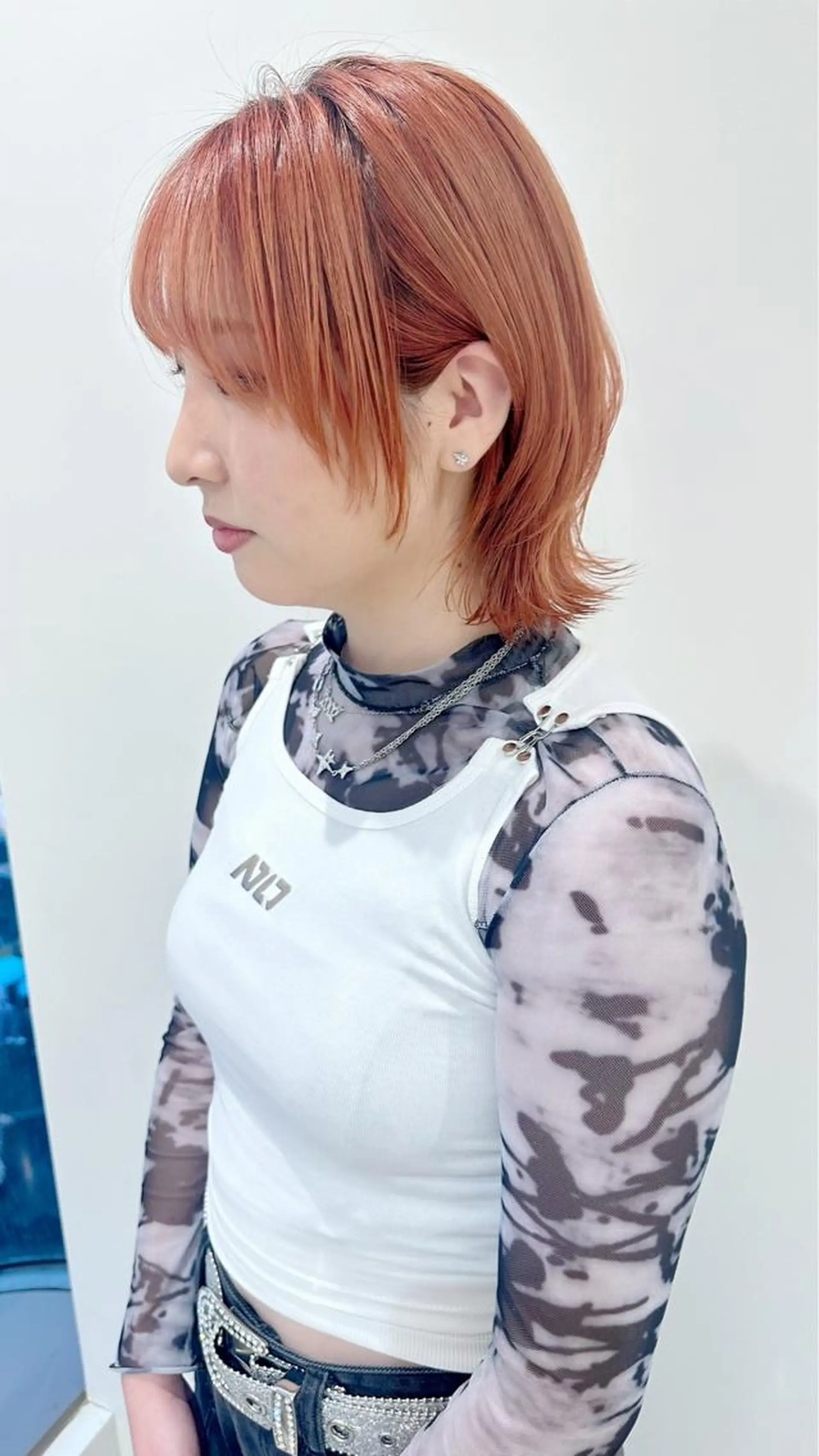 ミディアム カラー イルミナカラー オレンジ オレンジピンク ピンクカラー ウルフカット ヘアカラー トリートメント 小顔レイヤー/ ベージュ🤍Rieのヘアスタイル