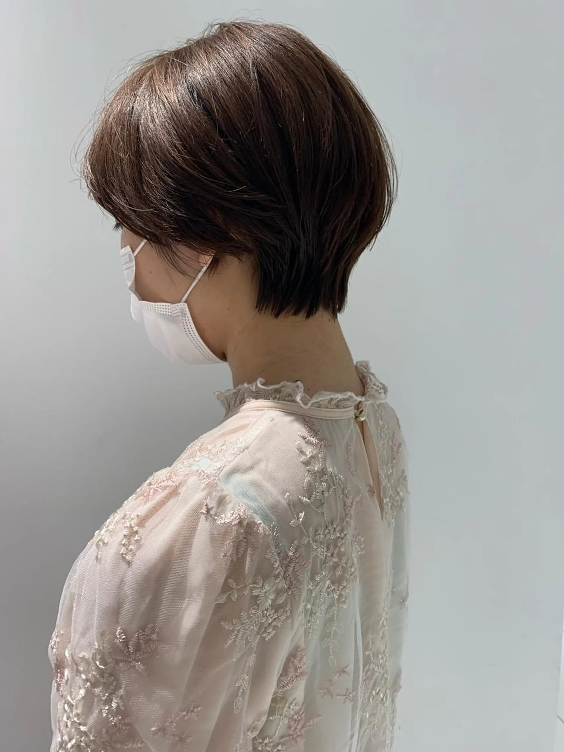 ショート SAKINO． ベージュカラーのヘアスタイル