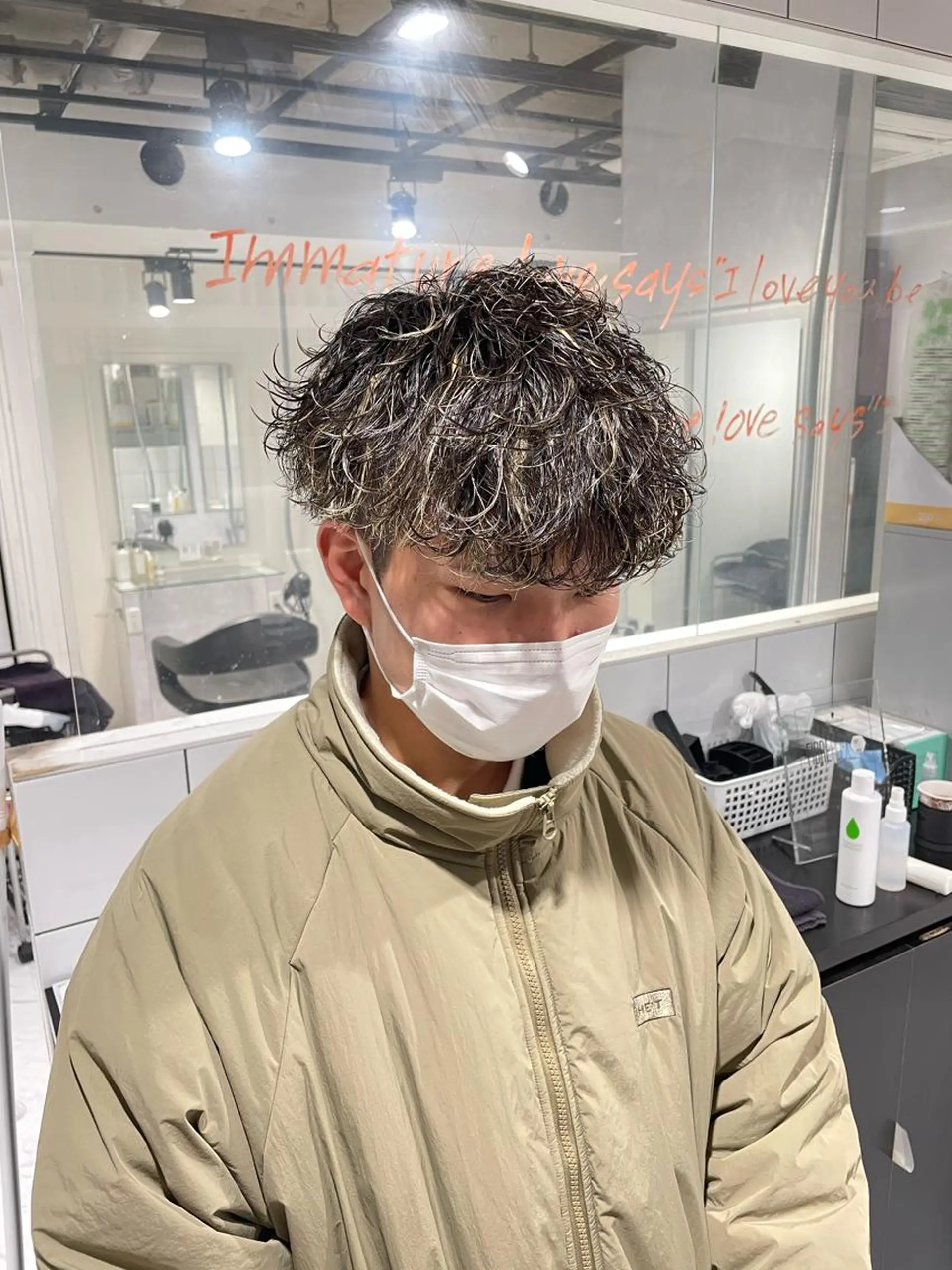 ショート カラー パーマ ヘアアレンジ メンズ メンズブリーチ センターパート メンズハイライト メンズハイトーン マッシュウルフ カット パーマ トリートメント ヘッドスパ ヘアセット スパイキー/フェザー /波巻き/かいとのヘアスタイル