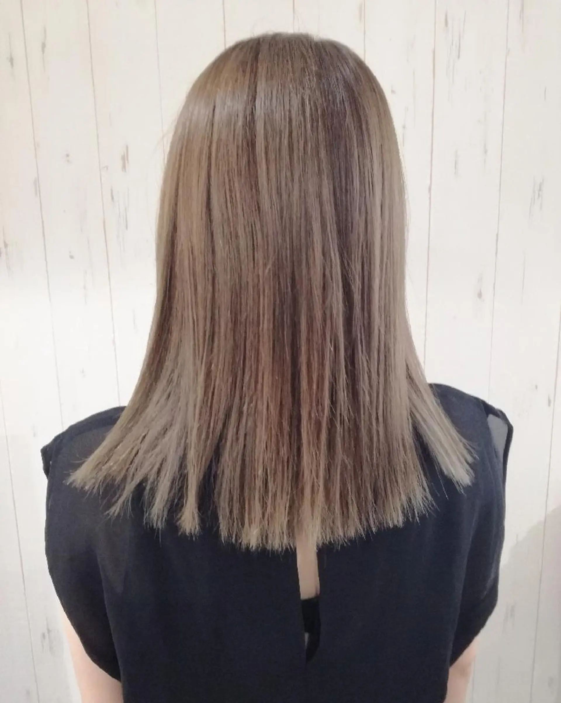 ミディアム カラー ベージュカラー 外ハネヘア 西川 敏夫のヘアスタイル