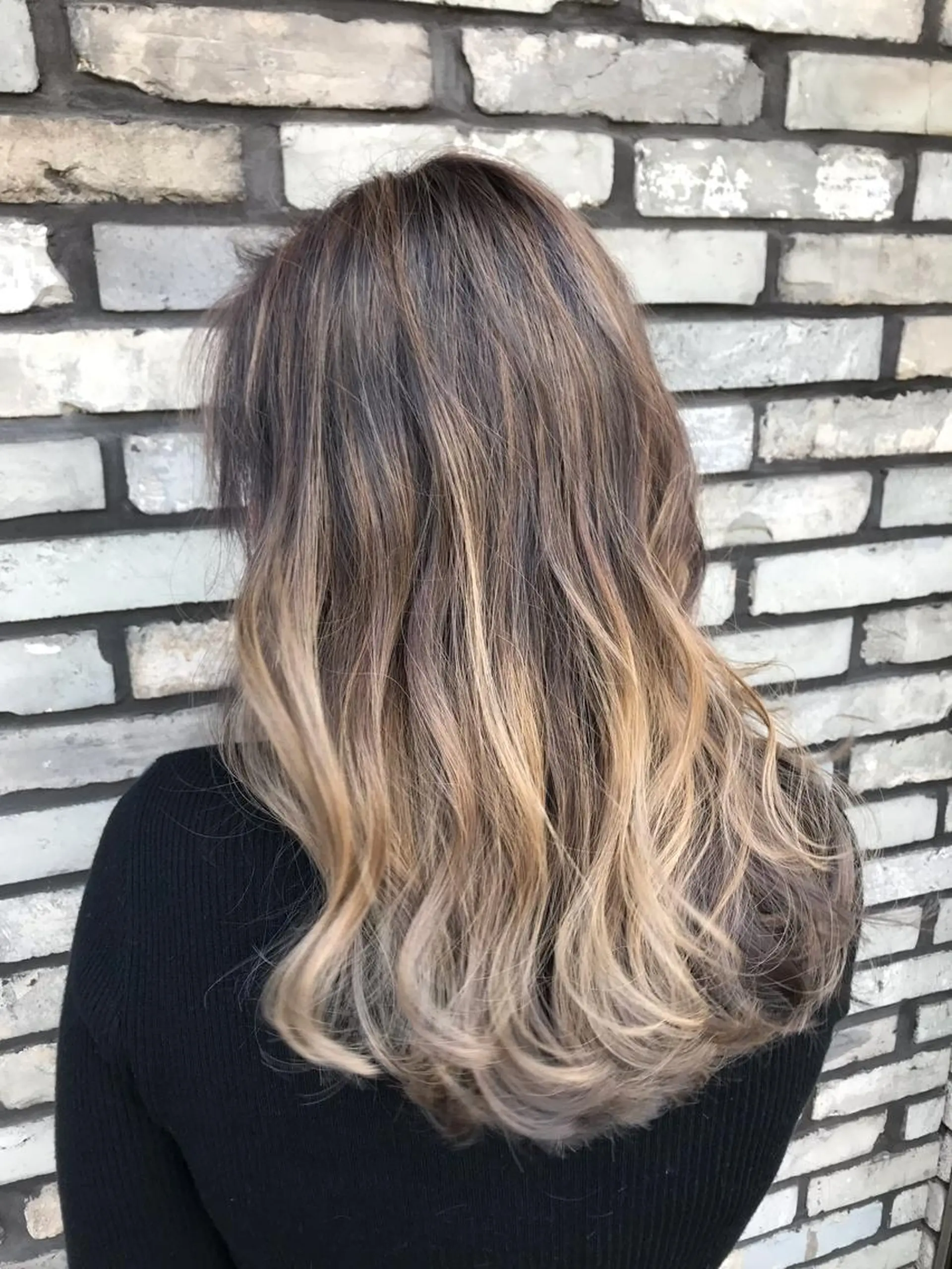 セミロング カラー バレイヤージュ ブロンド グラデーションカラー 外国人風カラー レイヤーカット ヘアカラー 似合わせ/ブリーチ カラー.岡田友仁のヘアスタイル