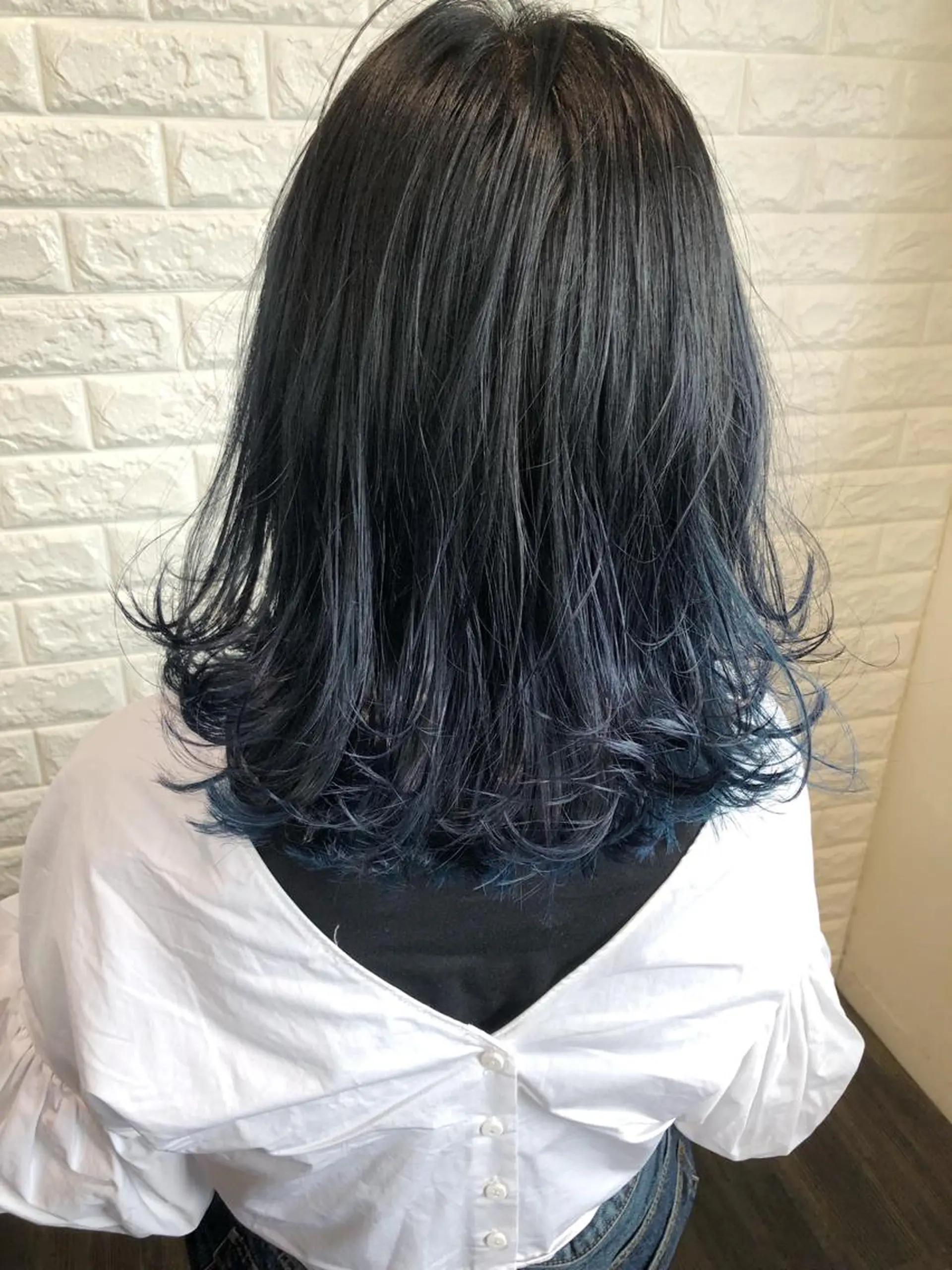 ミディアム カラー ブルーカラー グラデーションカラー 西本 夏美のヘアスタイル