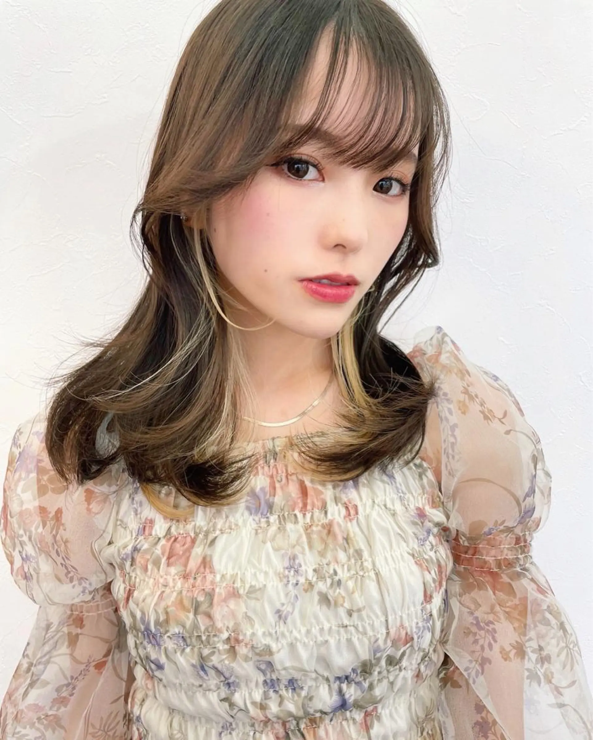 ロング カラー レイヤーカット、 大人可愛い　中村美羅のヘアスタイル
