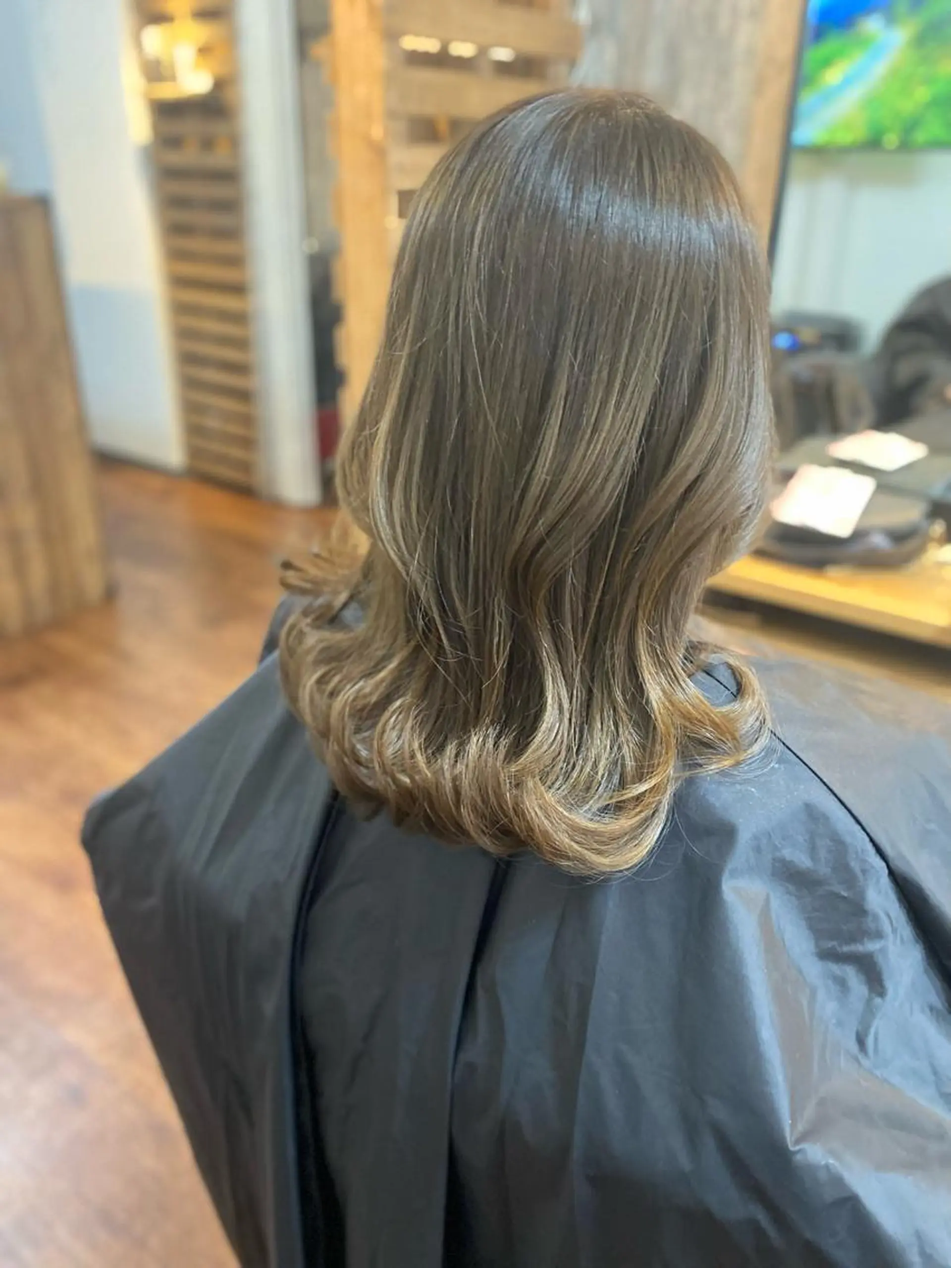 ミディアム カラー アッシュ ハイライトカラー くびれヘア ハイライト カット ヘアカラー トリートメント Luzir⭐︎ GEN⭐︎のヘアスタイル