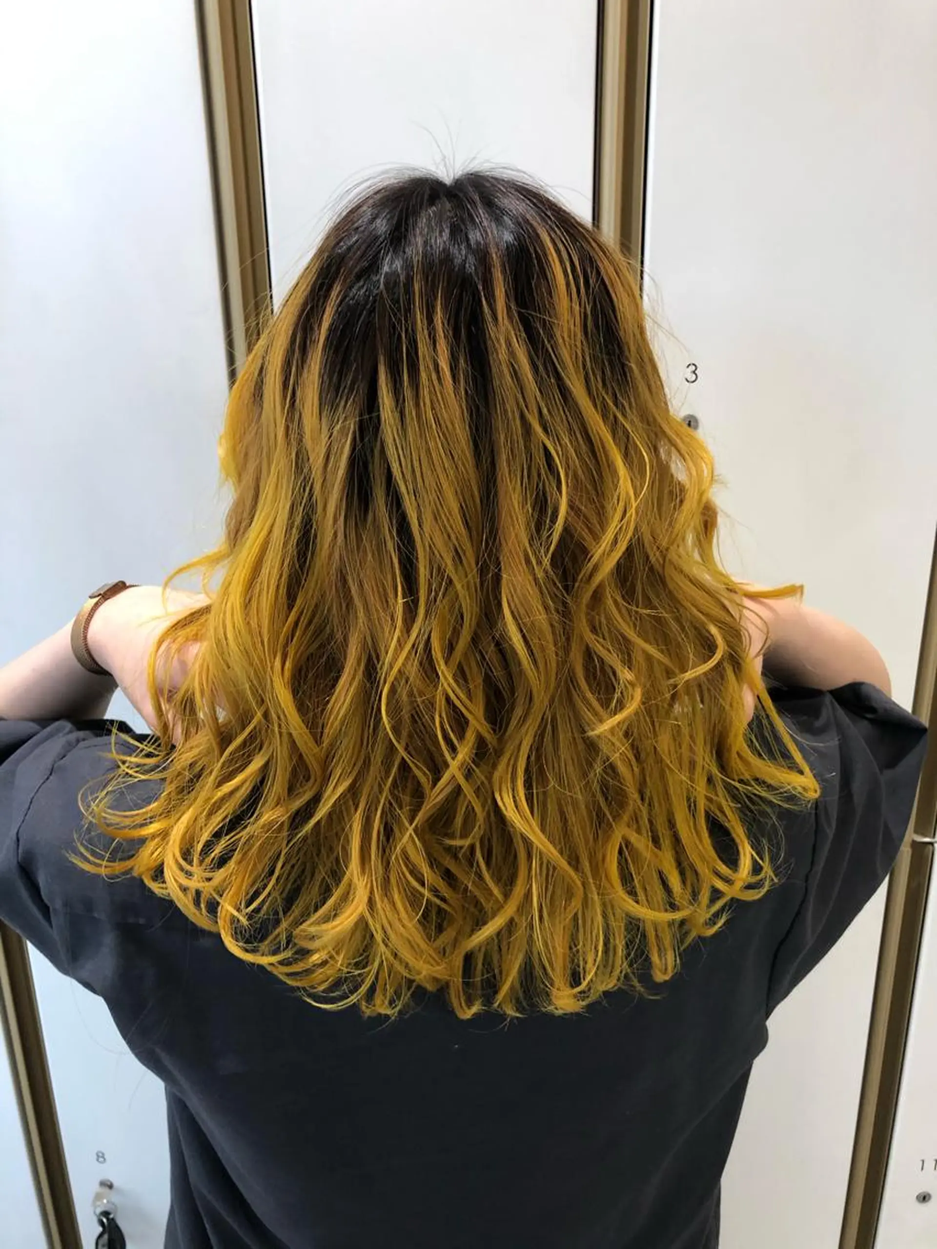 ミディアム カラー 渕向 克海のヘアスタイル