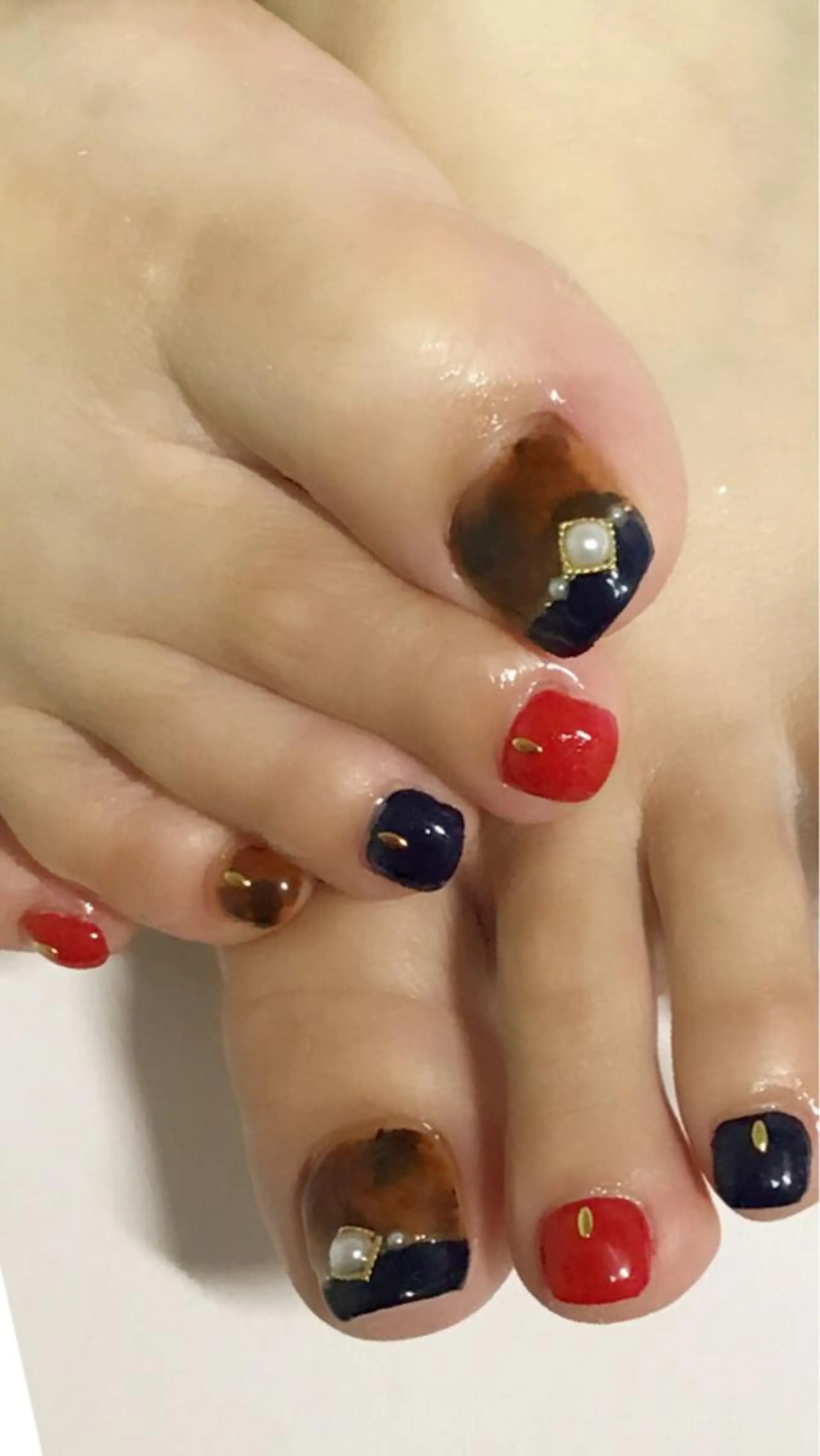 カラー ネイル ネイビーカラー べっ甲ネイル フットネイル フレンチネイル ネイビー フットネイル CITRAtotal beautyのネイルデザイン