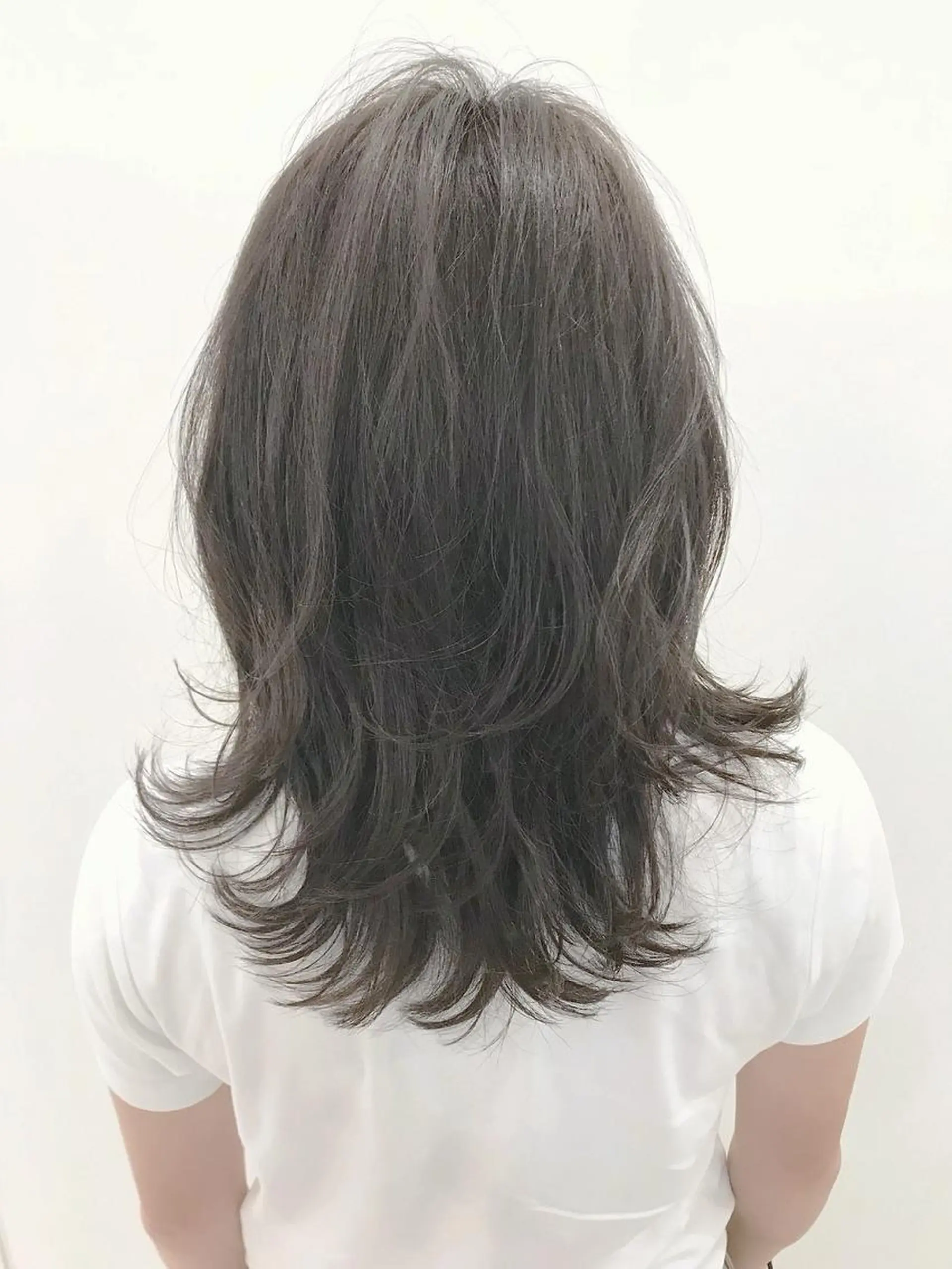 ミディアム カラー パーマ バレイヤージュ ブルーカラー ブルージュ グラデーションカラー ハイライトカラー カット 磧本 祐里恵のヘアスタイル