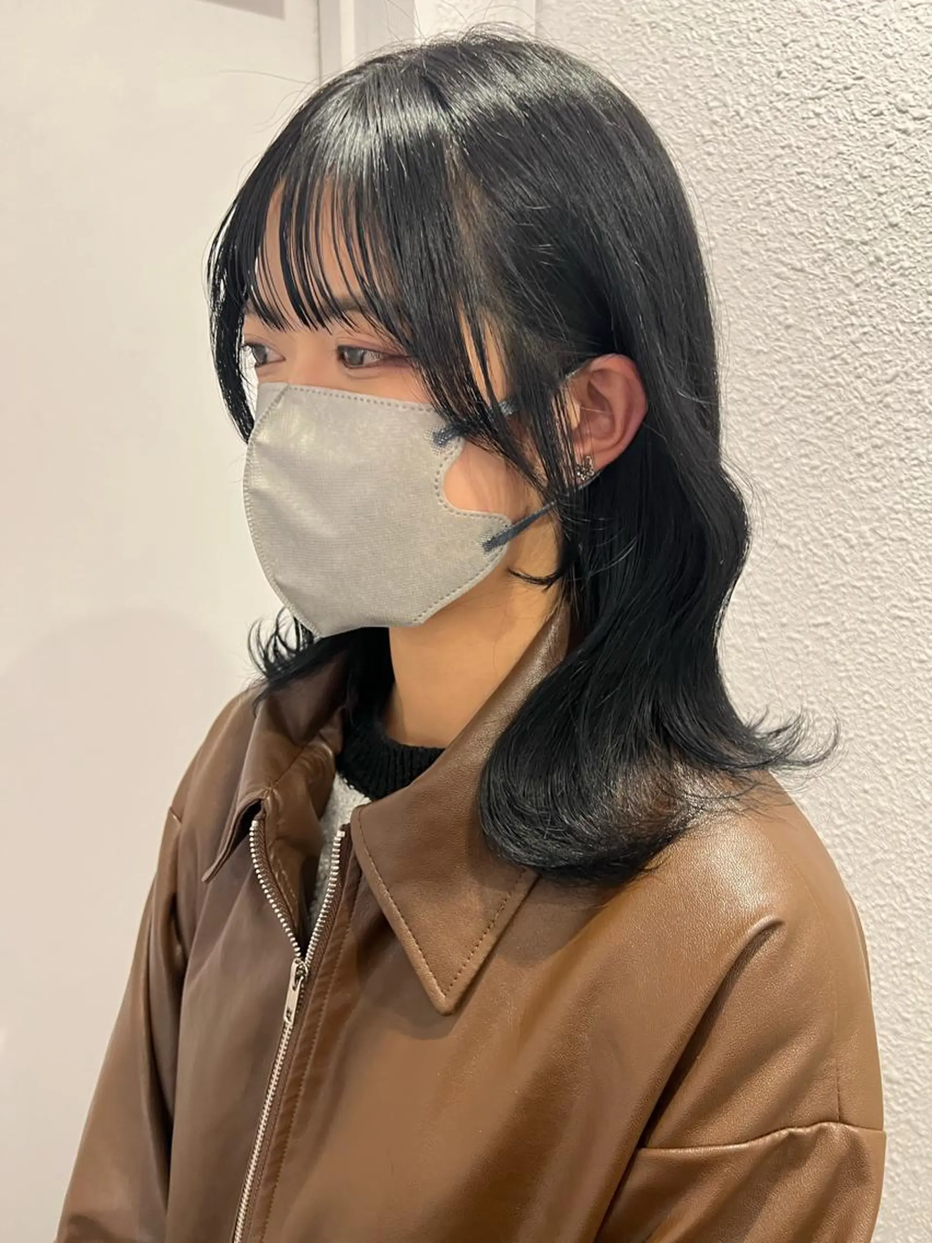 ミディアム カラー 黒髪 ブルーカラー ブルーブラック おくれ毛 カット ヘアカラー トリートメント 韓国🇰🇷レイヤー 映える顔周り🩷のヘアスタイル