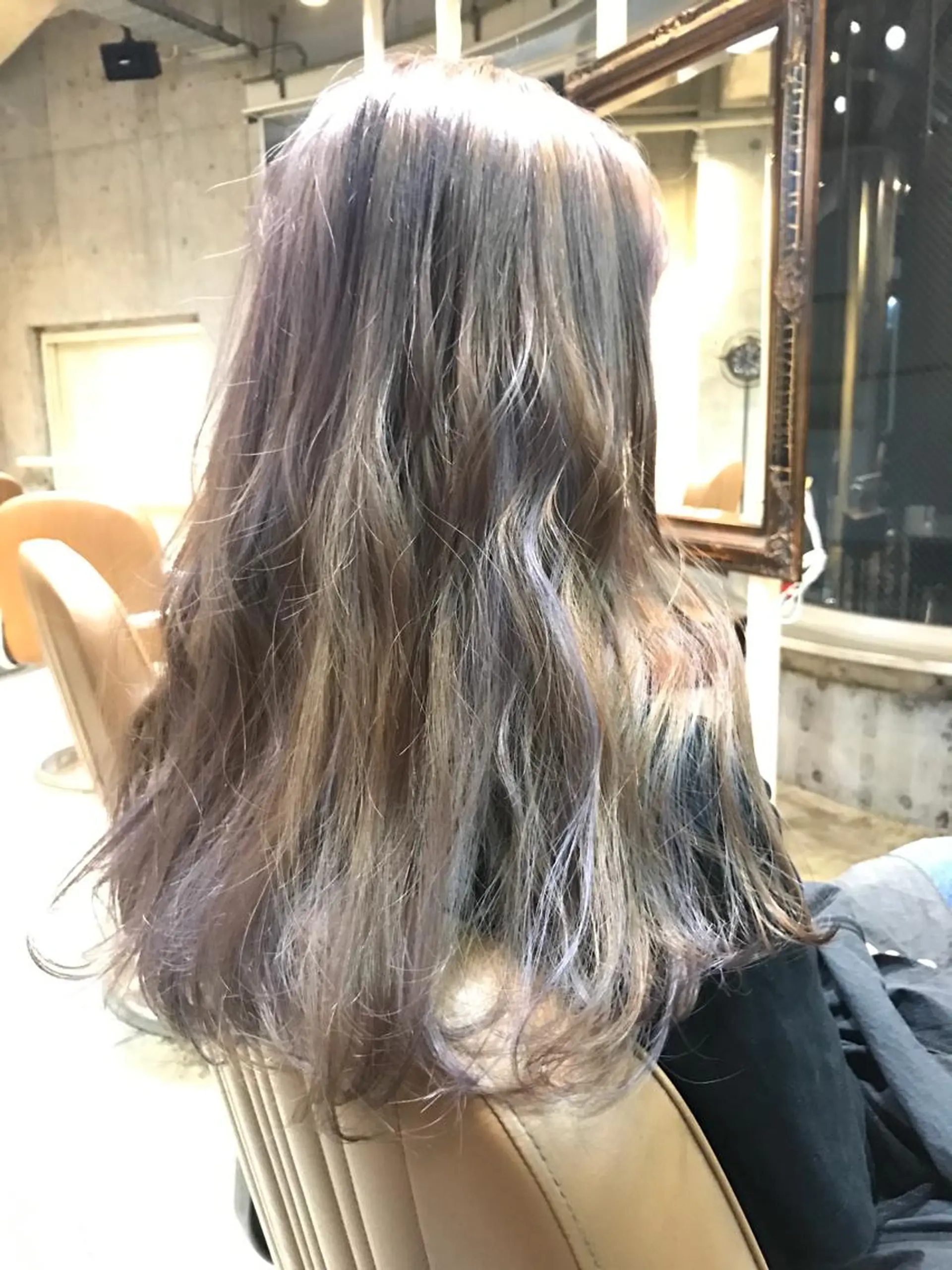 ロング カラー パーマ ヘアアレンジ メンズ キッズ ネイル マツエク・マツパ メンズハイライト ベージュカラー ハイライトカラー パープルカラー ハイライト サロンドミルク 原宿のヘアスタイル