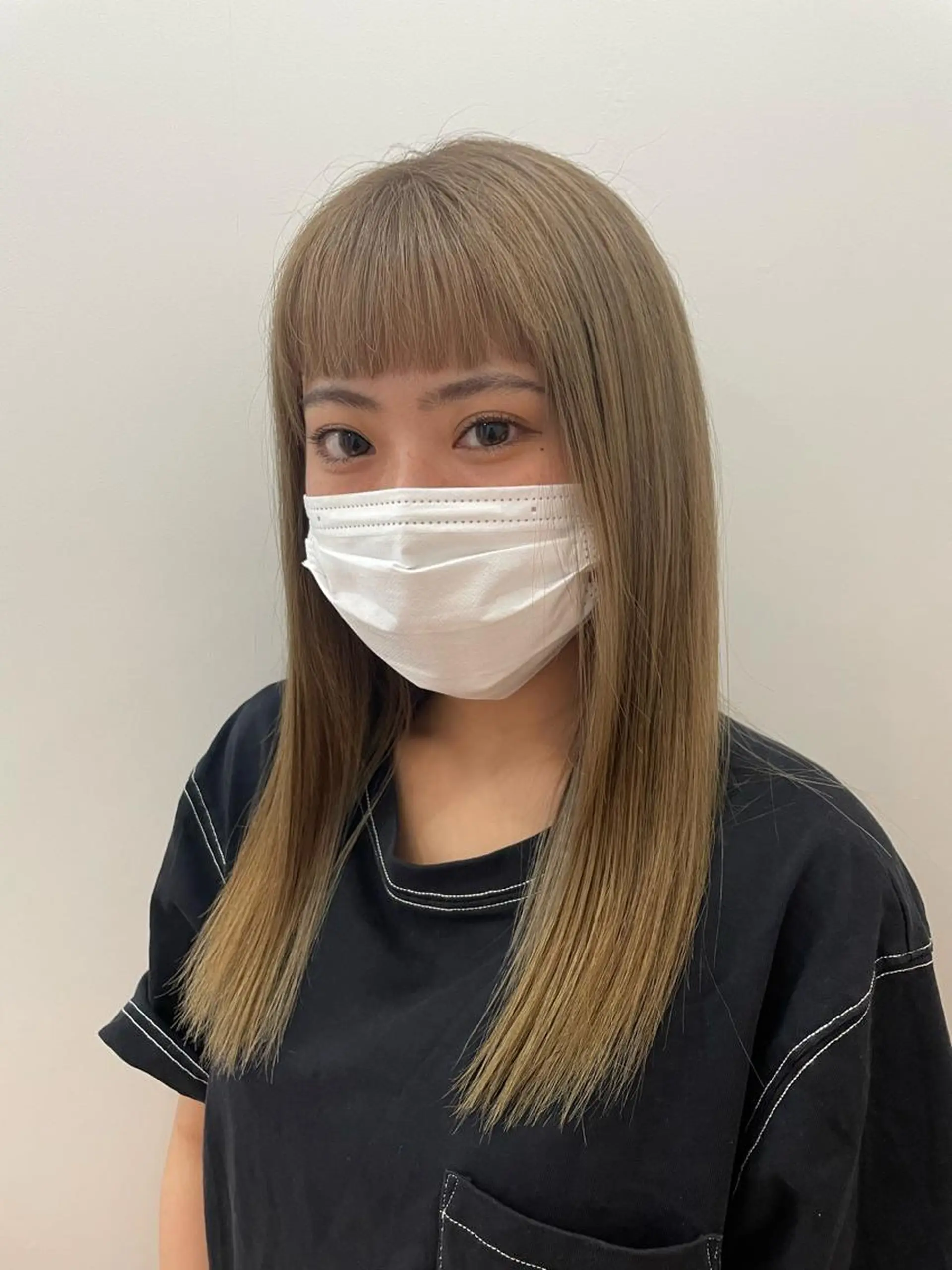 ミディアム カラー ベージュカラー ブリーチ ハイトーンカラー ハイトーンベージュ オン眉 ショート/脱白髪染め ☆宇﨑悠実のヘアスタイル