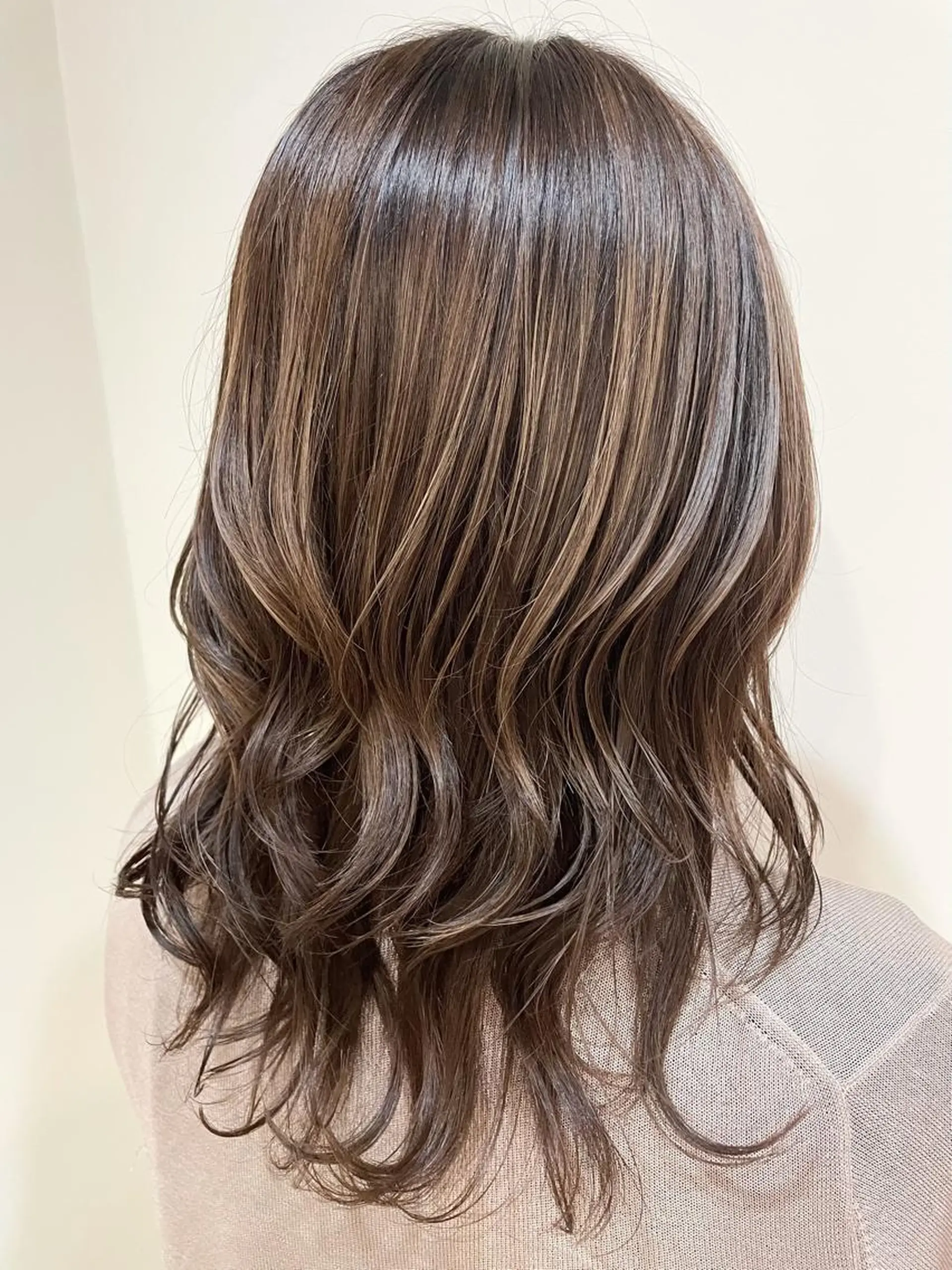 ミディアム ハイライト ウルフカット ヘアカラー ✨美髪サラ艶トレンド 橋柿 実紀✨のヘアスタイル