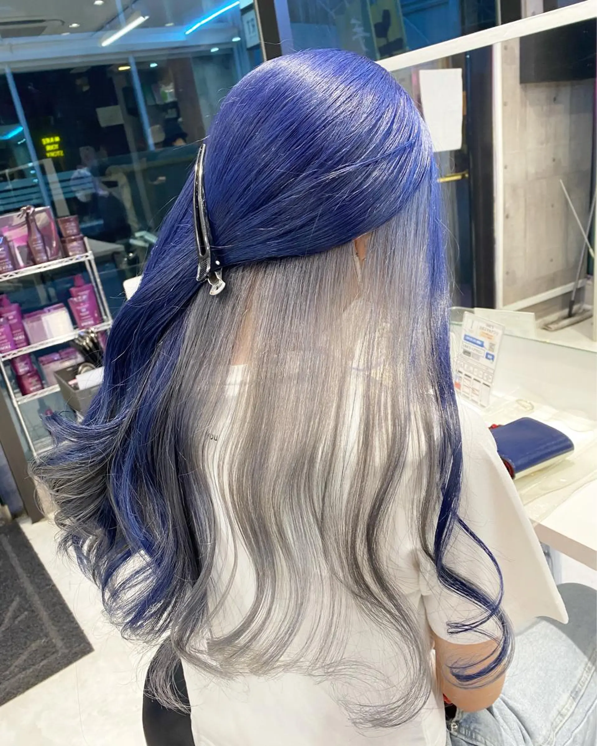 ショート カラー メンズ JuNブリーチに 縮毛矯正するプロのヘアスタイル