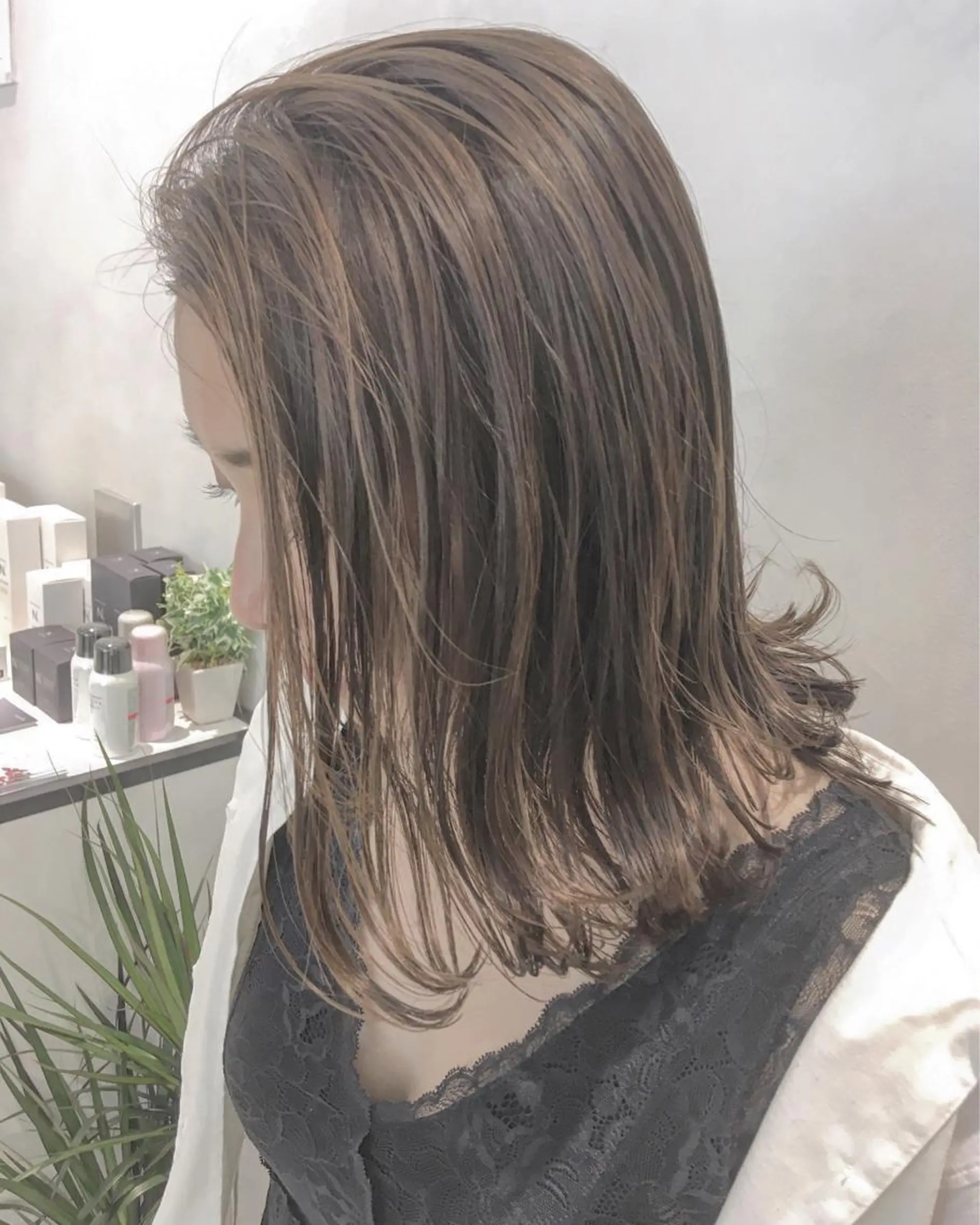 ミディアム カラー ヘアアレンジ アッシュ ベージュカラー グレージュ ハイライトカラー シルバー ヘアカラー トリートメント エグチ アキラのヘアスタイル