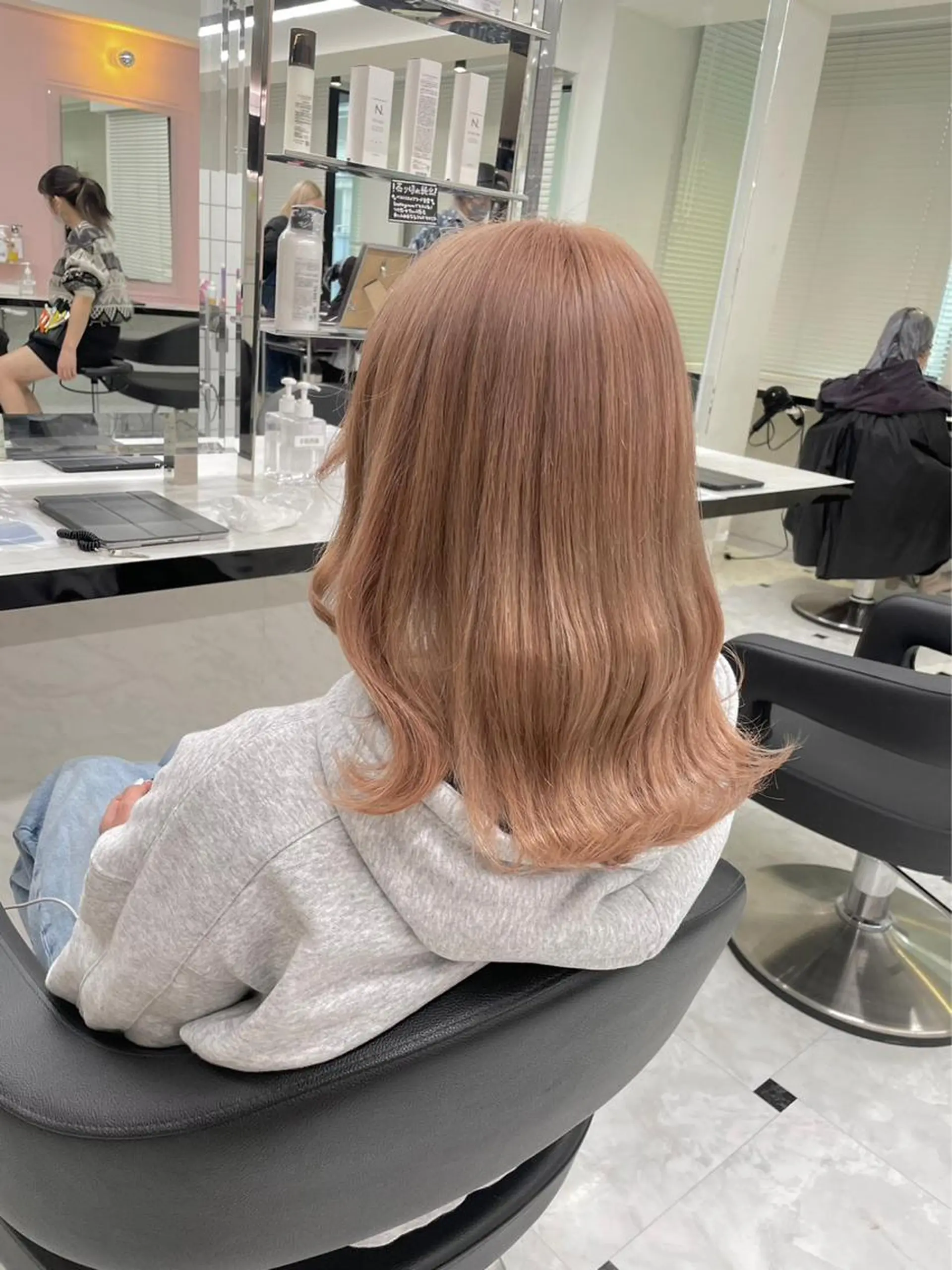 セミロング カラー ブリーチなし🩶 グレージュのヘアスタイル