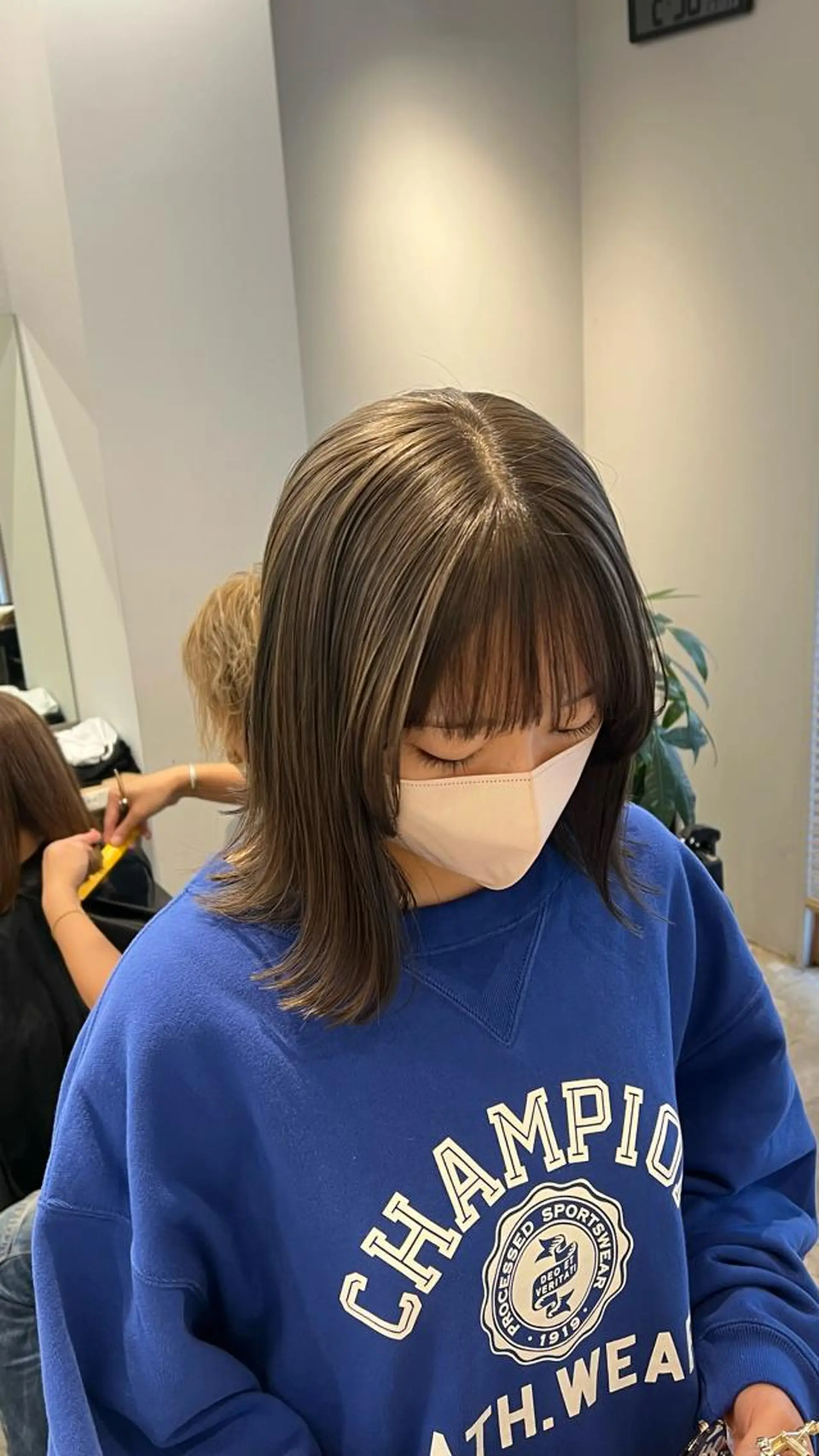 ミディアム カラー ブリーチ毛の縮毛矯正 ハイトーン/岡本智樹のヘアスタイル