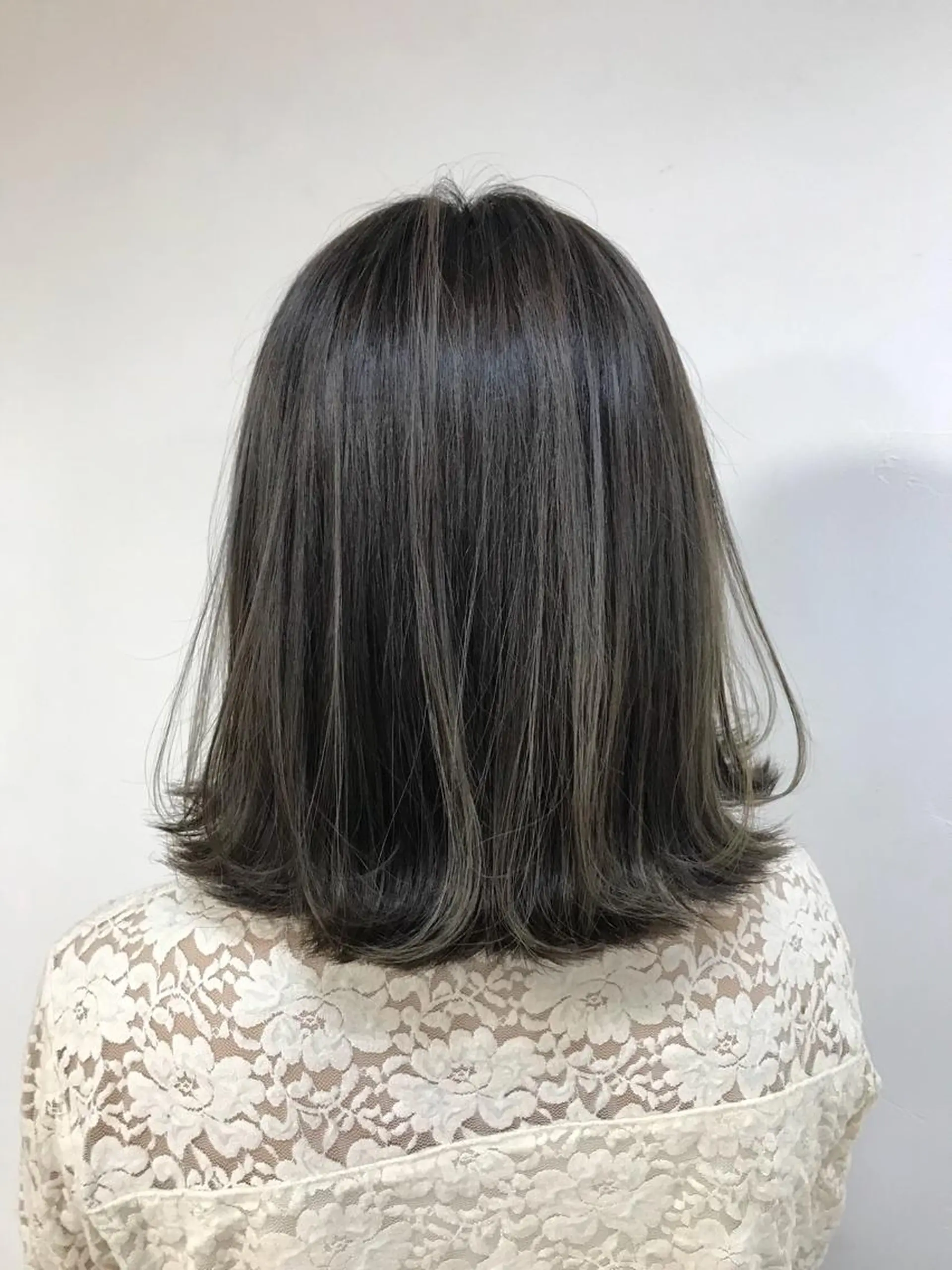ミディアム カラー グレージュ ハイライトカラー ボブ ハイライト 外ハネヘア カット ヘアカラー トリートメント 柾本 寛貴のヘアスタイル
