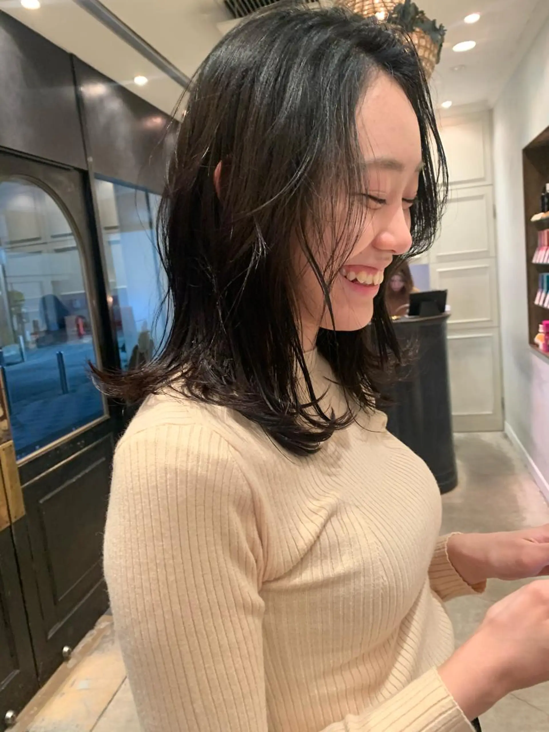 ロング SAKINO． ベージュカラーのヘアスタイル