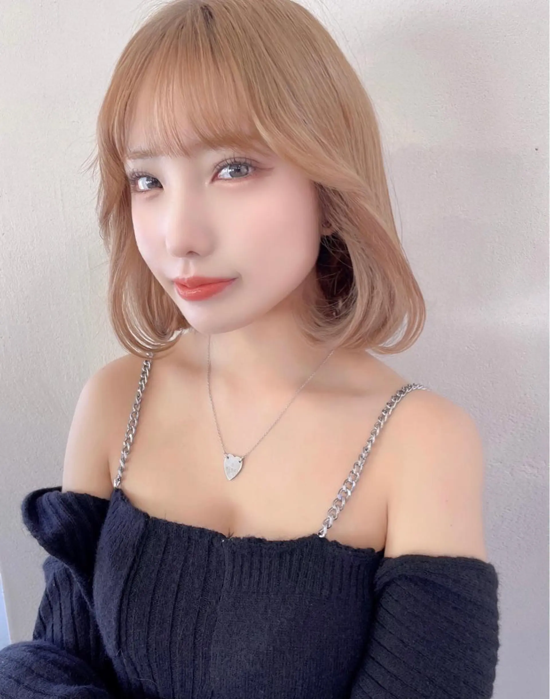 ショート カラー レイヤーカット、 大人可愛い　中村美羅のヘアスタイル