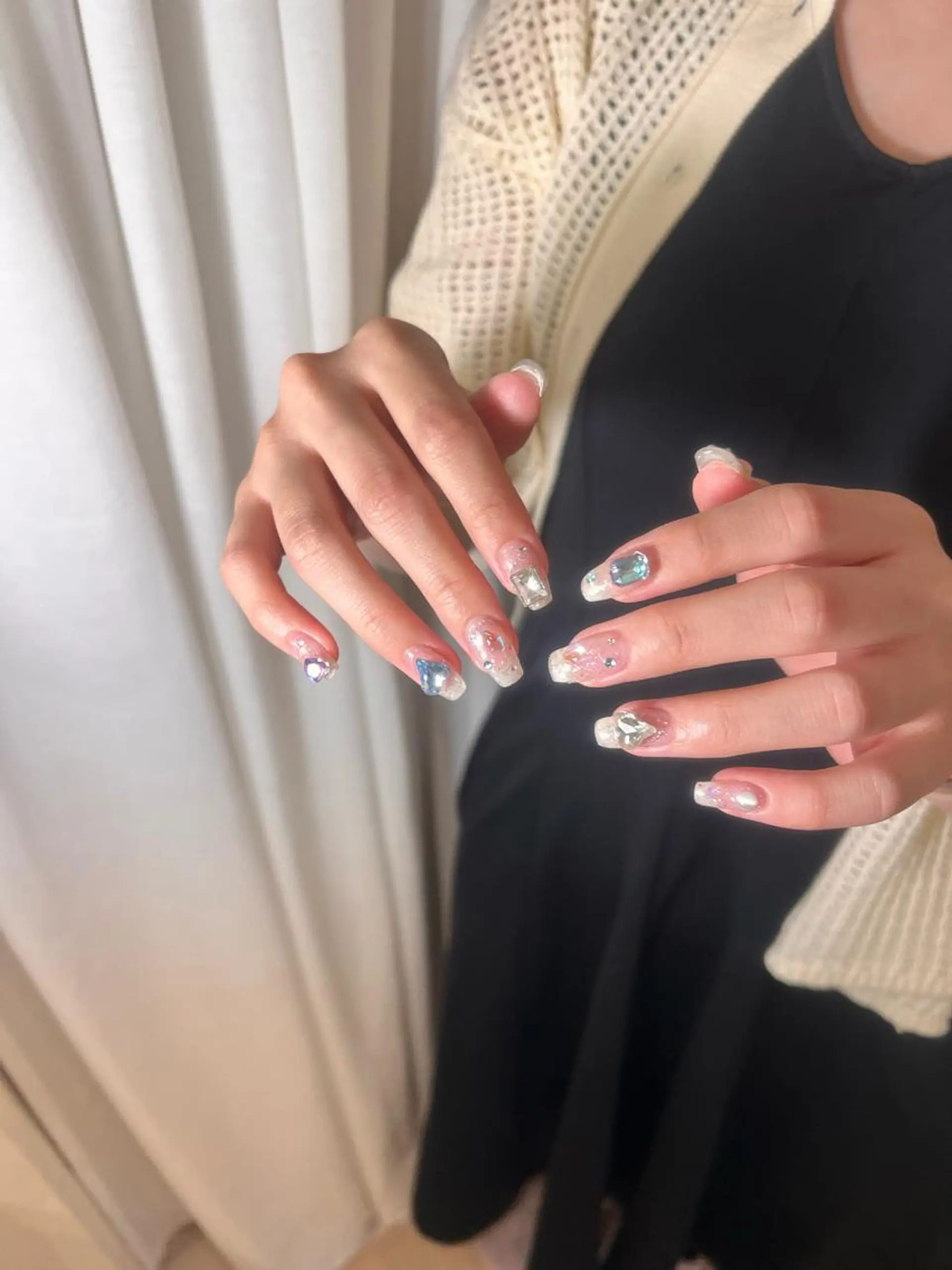 セミロング ネイル ハンドネイル 𝐞𝐚𝐜𝐡 nanami🩰のネイルデザイン